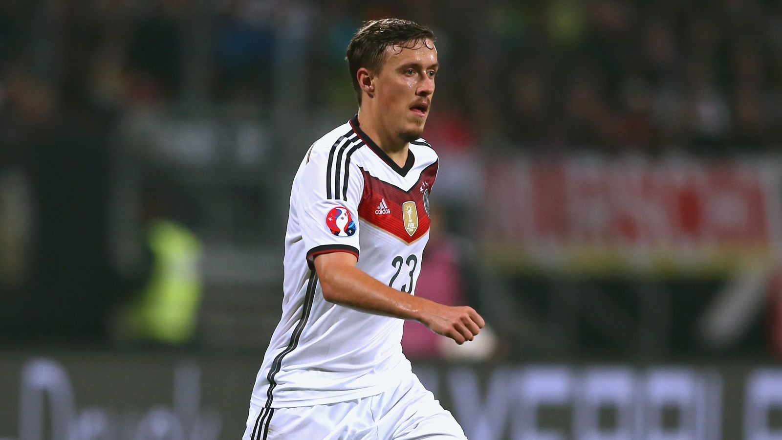 
                <strong>Max Kruse (Werder Bremen)</strong><br>
                Kurz vor der EM 2016 teilte der Bundestrainer Max Kruse mit, dass er nicht mehr Teil der Nationalmannschaft ist. "Ich möchte Spieler, die sich auf den Fußball und die EM konzentrieren, auch zwischen den Spielen". Ausschlaggebend waren hierfür laut Löw verschiedene Vorfälle in denen der mittlerweile 30-Jährige seiner Vorbildrolle als Nationalspieler nicht nachgekommen sei und sich unprofessionell verhalten habe. Trotz guter Leistungen und keinen weiteren Ausfällen in der Öffentlichkeit wurde Kruse von Löw nie wieder berücksichtigt.
              