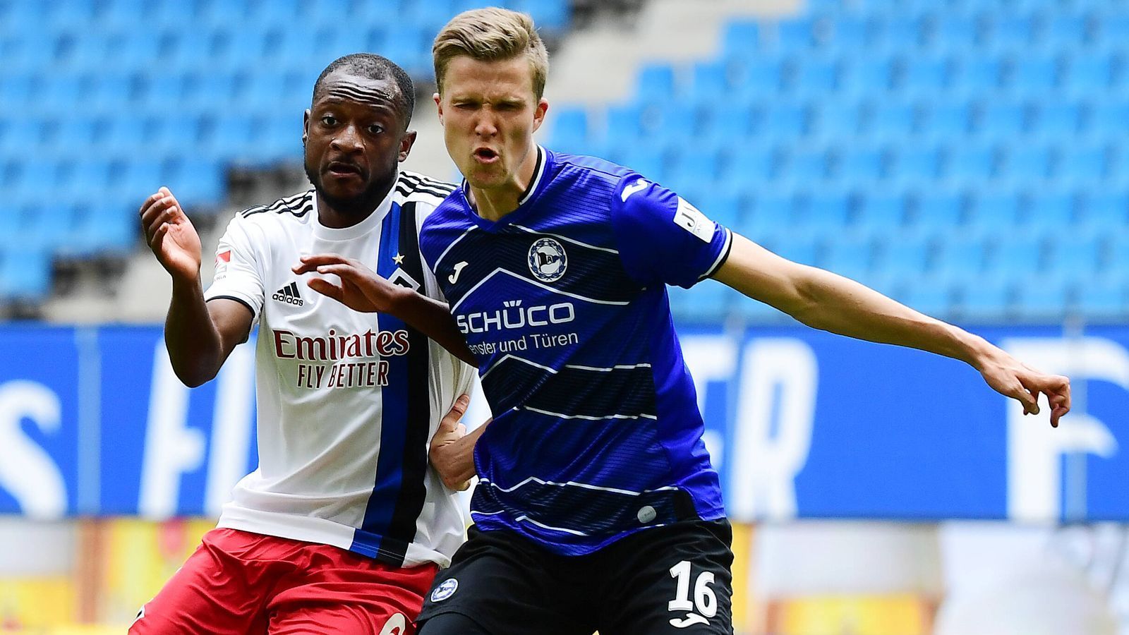 
                <strong>Elfmeterschießen vorprogrammiert? Arminia Bielefeld gegen Hamburger SV</strong><br>
                Die beiden vergangenen Aufeinandertreffen der Arminia und des HSV endeten mit einem Unentschieden, mit 0:0 und 1:1. Sollte es bei einem möglichen Relegations-Duell ebenfalls dazu kommen, gäbe es im Rückspiel Verlängerung. Denn die Auswärtstorregel, durch die zum Beispiel der VfB Stuttgart in der Relegation gegen Union Berlin nach 2:2 und 0:0 abstieg, gibt es nicht mehr. Auch ein Elfmeterschießen ist nach zwei Remis nicht ausgeschlossen. Kommt es zwischen dem HSV und der Arminia sogar soweit?
              