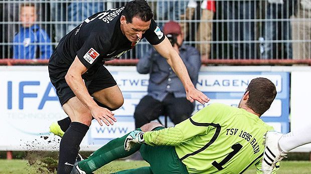 
                <strong>7. Platz: Piotr Trochowski, FC Augsburg</strong><br>
                7. Platz: Zugang Piotr Trochowski bringt 35 Vorlagen zum FC Augsburg mit. Doch der 31-Jährige (l.) fehlt prompt wegen einer Verletzung am Außenmeniskus.
              