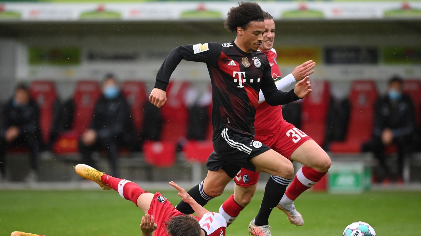 
                <strong>Leroy Sane</strong><br>
                Wirbelt auf dem rechten Flügel, lässt seine Gegner allein durch seine Schnelligkeit alt aussehen. Seine Flanken kommen in der ersten Halbzeit noch zu ungenau. In der 23. Minute dann mit einem sehenswerten Doppelpass mit Lewandwoski, Sanes Abschluss kann Freiburg-Keeper Flekken aber zur Ecke klären. Lässt einen Konter in der 38. Minute ungenutzt, wird aber auch sauber verteidigt. Schaltet in der zweiten Halbzeit noch einen Gang höher. Sein Solo in der 51. Minute, bei dem er fünf Gegenspieler umkurvt wird nicht belohnt, da Gnabry beim folgenden Treffer im Abseits steht. Belohnt sich in der 53. Minute dann aber selbst und verwandelt eine Müller-Hereingabe zum 2:1. Auch danach immer ein Gefahrenherd. In der 72. Minute für Coman ausgewechselt. ran-Note: 2
              