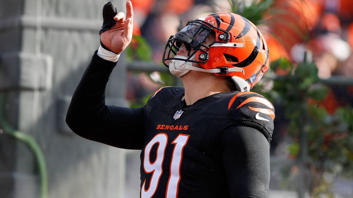 CINCINNATI, OH - DECEMBER 22: Cincinnati Bengals defensive end Trey Hendrickson (91) is introduced before the game against the Cleveland Browns and the Cincinnati Bengals on December 22, 2024, at P...