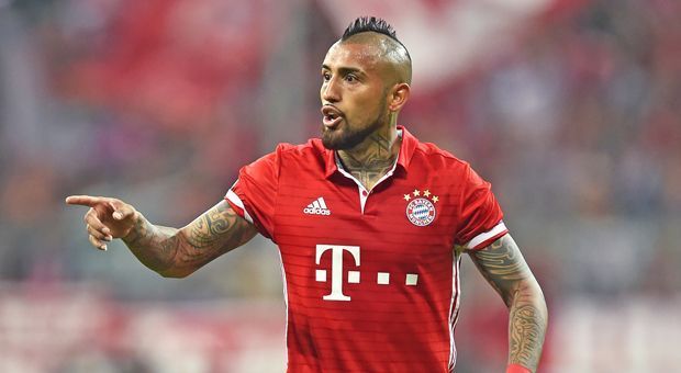 
                <strong>Arturo Vidal</strong><br>
                Dem Hinspielergebnis geschuldet, würden wir im Bernabeu mit einem offensiven 4-1-3-2-System auflaufen. Einziger Sechser: Arturo Vidal. Der Krieger aus Chile wird alles daran setzen wollen, seinen verschossenen Elfmeter aus dem Hinspiel vergessen zu machen, und übers Spielfeld rennen wie ein Besessener. Damit ihm kein anderer im Bayern-Spiel dabei auf den Füßen steht, sagen wir: Vidal sollte das defensive Mittelfeld allein beackern. Auch, weil Real vor allem über Konter gefährlich sein wird, und Xabi Alonso für diese Art von Spiel nicht die ideale Option ist.
              