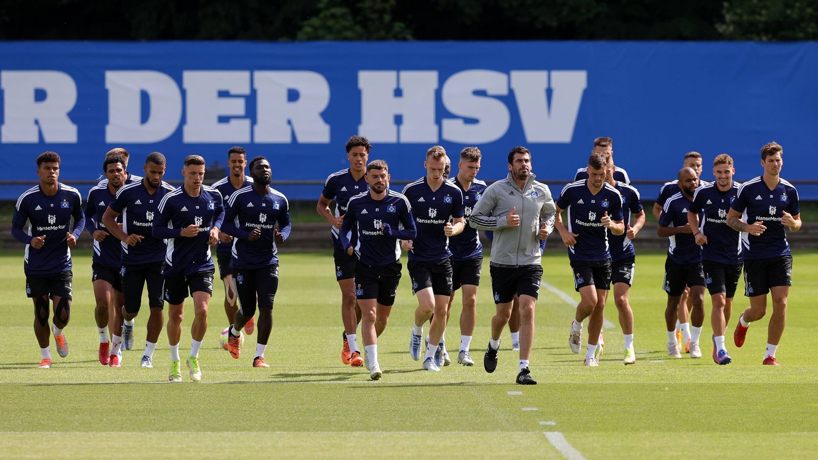 
                <strong>Hamburger SV</strong><br>
                Nachdem der HSV dreimal in Folge Platz vier belegt hatte, gelang in der vergangenen Saison immerhin der Sprung in die Relegation. Der Aufstieg ist erneut das Ziel. Top-Stürmer Robert Glatzel unterzeichnete einen neuen Vertrag. Leihspieler Mario Vuskovic wurde für eine Ablöse von drei Millionen Euro verpflichtet, genauso wie Miro Muheim für 1,5 Millionen Euro. Zudem kam Mittelfeldspieler Laszlo Benes aus Gladbach und Stürmer Ransford-Yeboah Königsdörffer aus Dresden. Insgesamt 7,2 Millionen Euro wurden ausgegeben, 3,7 Millionen Euro durch den Verkauf von Josha Vagnoman (Stuttgart) eingenommen. Der Kader hat Aufstiegs-Potenzial. Unruhe in der Vereinsführung könnten das Vorhaben allerdings gefährden. ran-Prognose: Platz 1
              