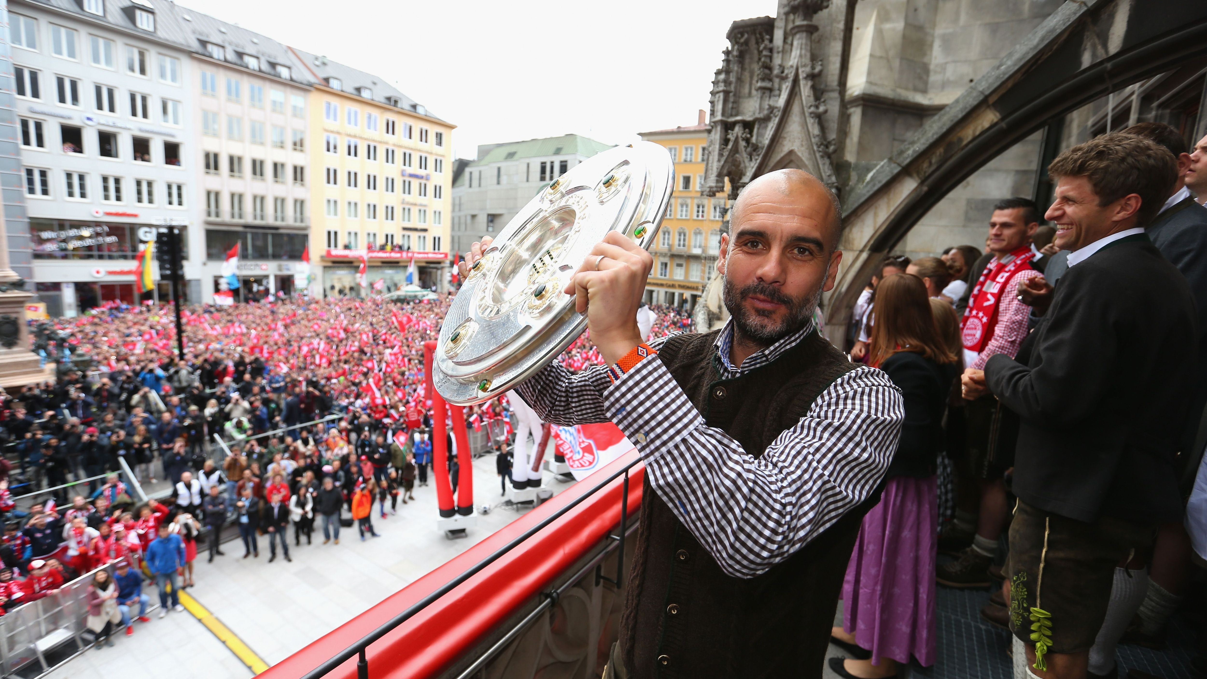 <strong>Pep Guardiola 1095 Tage (1.7.2013 - 30.6.2016)</strong><br>Den Bayern gelang ein Riesen-Coup! Ein Jahr lang hatten Hoeneß und Rummenigge am Guardiola-Deal gearbeitet, niemand bekam davon Wind. Mit Pep hielt Tiki-Taka Einzug in die Bundesliga. Seine Bilanz: drei Meistertitel, zwei Pokalsiege sowie der Triumph bei Klub-WM und im Supercup. Nur in der Champions League war stets im Halbfinale Endstation. Trotzdem: Ihn hätten die Bayern gerne länger gehalten.&nbsp;