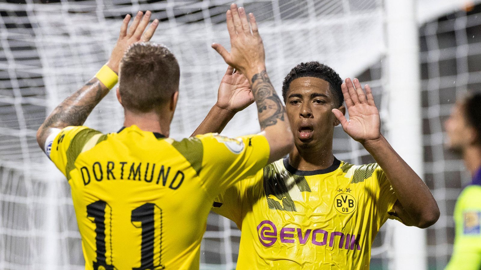
                <strong>Borussia Dortmund</strong><br>
                Borussia Dortmund hat beim Pflichtspielauftakt im DFB-Pokal gegen 1860 München nichts anbrennen lassen und eine ordentliche Partie gezeigt. Doch der monatelange Ausfall von Stürmer-Neuzugang Sebastien Haller wiegt schwer - hier wird der BVB mit ziemlicher Sicherheit noch personell reagieren. Innenverteidiger Niklas Süle fehlt aufgrund einer Verletzung aus dem Pokalspiel am Wochenende gegen Leverkusen und wohl noch ein bisschen länger. Trainer-Rückkehrer Edin Terzic wird sich etwas einfallen lassen (müssen). Ob der BVB tatsächlich an Stabilität gewonnen hat, wird sich gegen Bayer 04 Leverkusen erstmals beweisen.
              