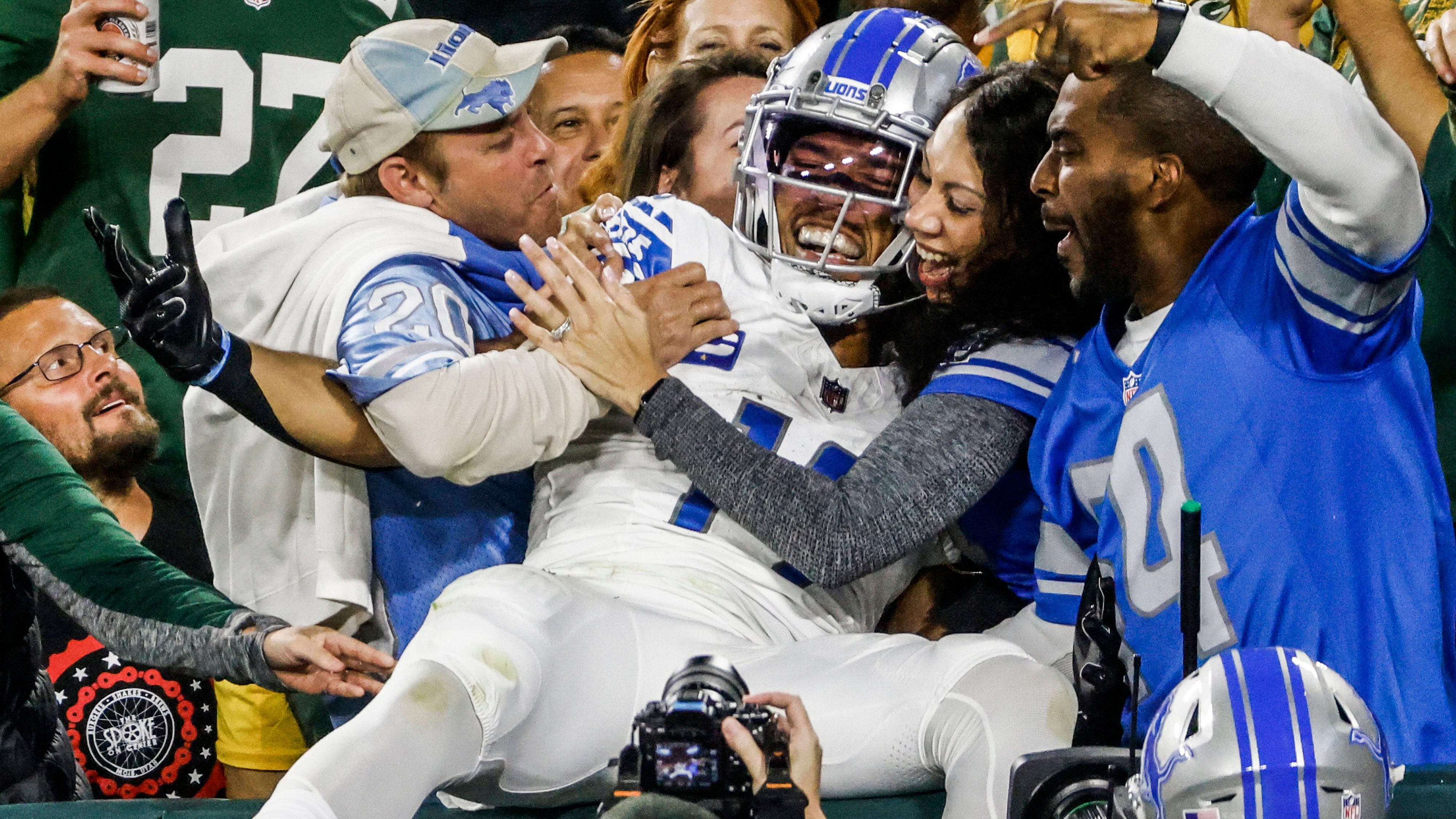 <strong>Gewinner: Amon-Ra St. Brown (Detroit Lions)</strong><br>Sieg beim Divisionsrivalen, drei Siege aus vier Spielen, ein Touchdown im legendären Lambeau Field, die "Jungfräulichkeit beim Lambeau Leap verloren", wie er es selbst nannte und den Hass der gesamten Packers-Fanbase auf sich gezogen. Klingt nach einem soliden Arbeitsnachweis für Wide Receiver Amon-Ra St. Brown. Wenn er kein Gewinner ist, wer dann?