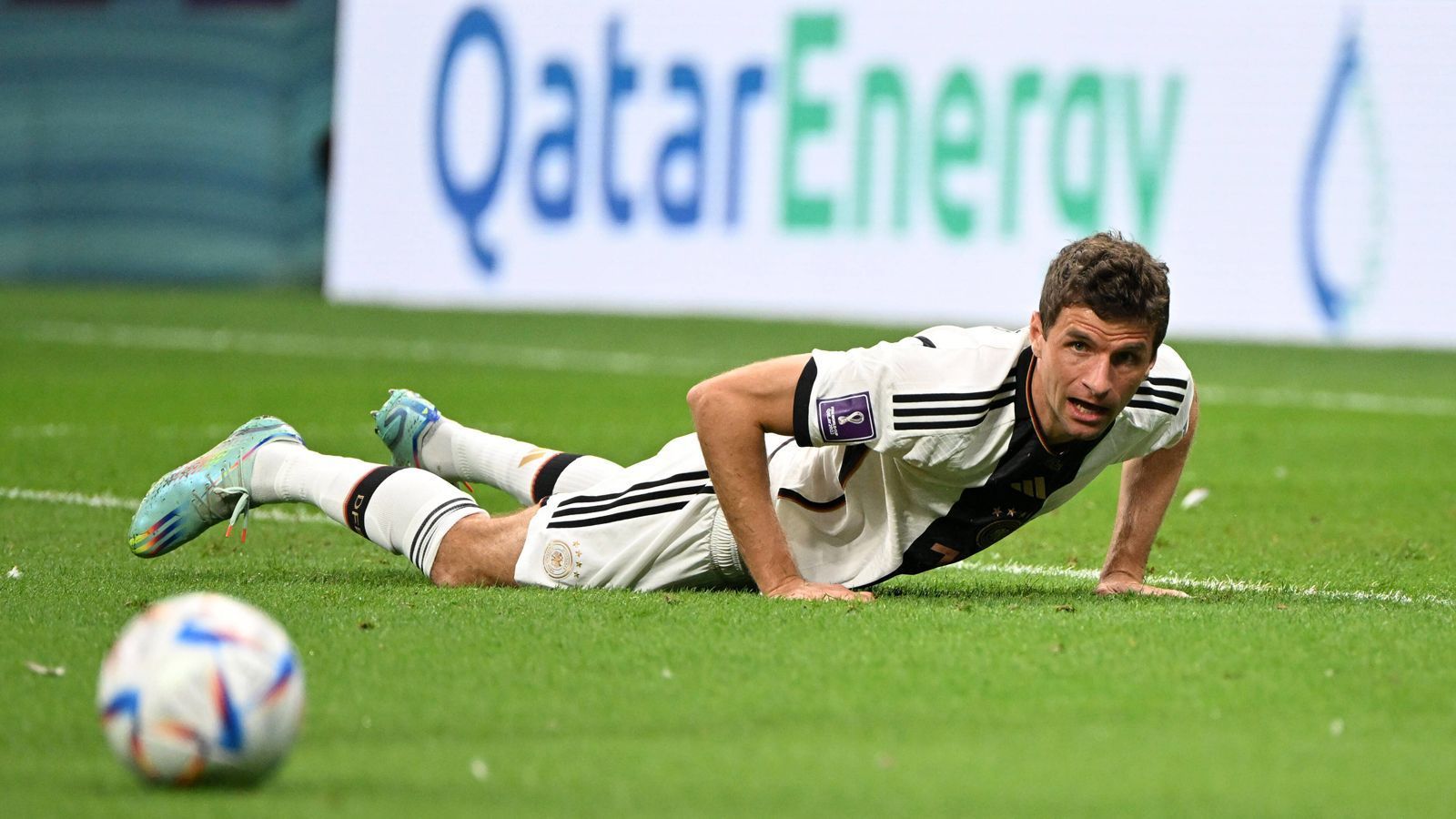 
                <strong>Thomas Müller</strong><br>
                Müller agiert als Stürmer und vergibt in der 8. Minute eine große Gelegenheit, als er freistehend am Tor vorbeiköpft. Ansonsten läuft das Spiel vielfach an ihm vorbei. Mangelndes Engagement kann man ihm allerdings nicht vorwerfen. Sogar in der Defensive ackert er mit. Nach 66 Minuten wird er ausgewechselt. ran-Note: 4 
              