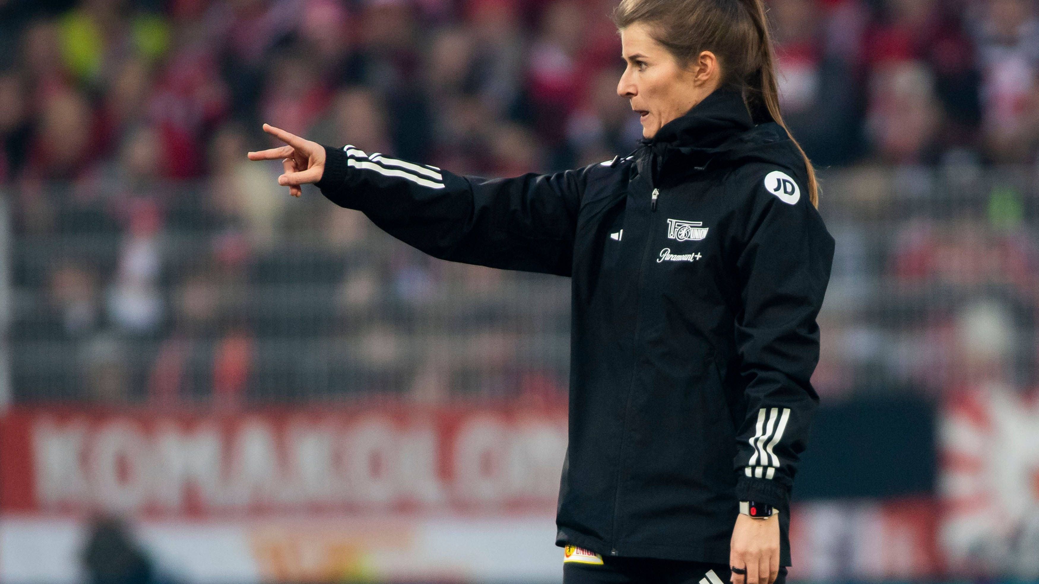 <strong>Marie-Louise Eta schreibt Bundesliga-Geschichte</strong><br>Dementsprechend trat Eta beim Aufwärmen vor dem Kick gegen die Augsburger auf und gab Anweisungen.