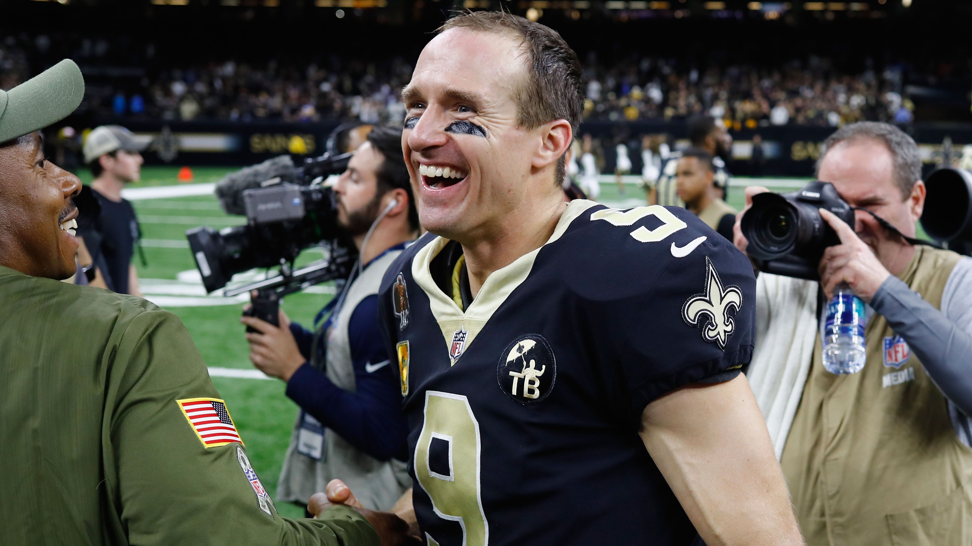 
                <strong>Drew Brees</strong><br>
                Auch die lebende Legende Drew Brees hat es schon geschafft. Mit den New Orleans Saints schlug er 2009 die New England Patriots und warf dabei für 371 Yards und fünf Touchdowns. 
              