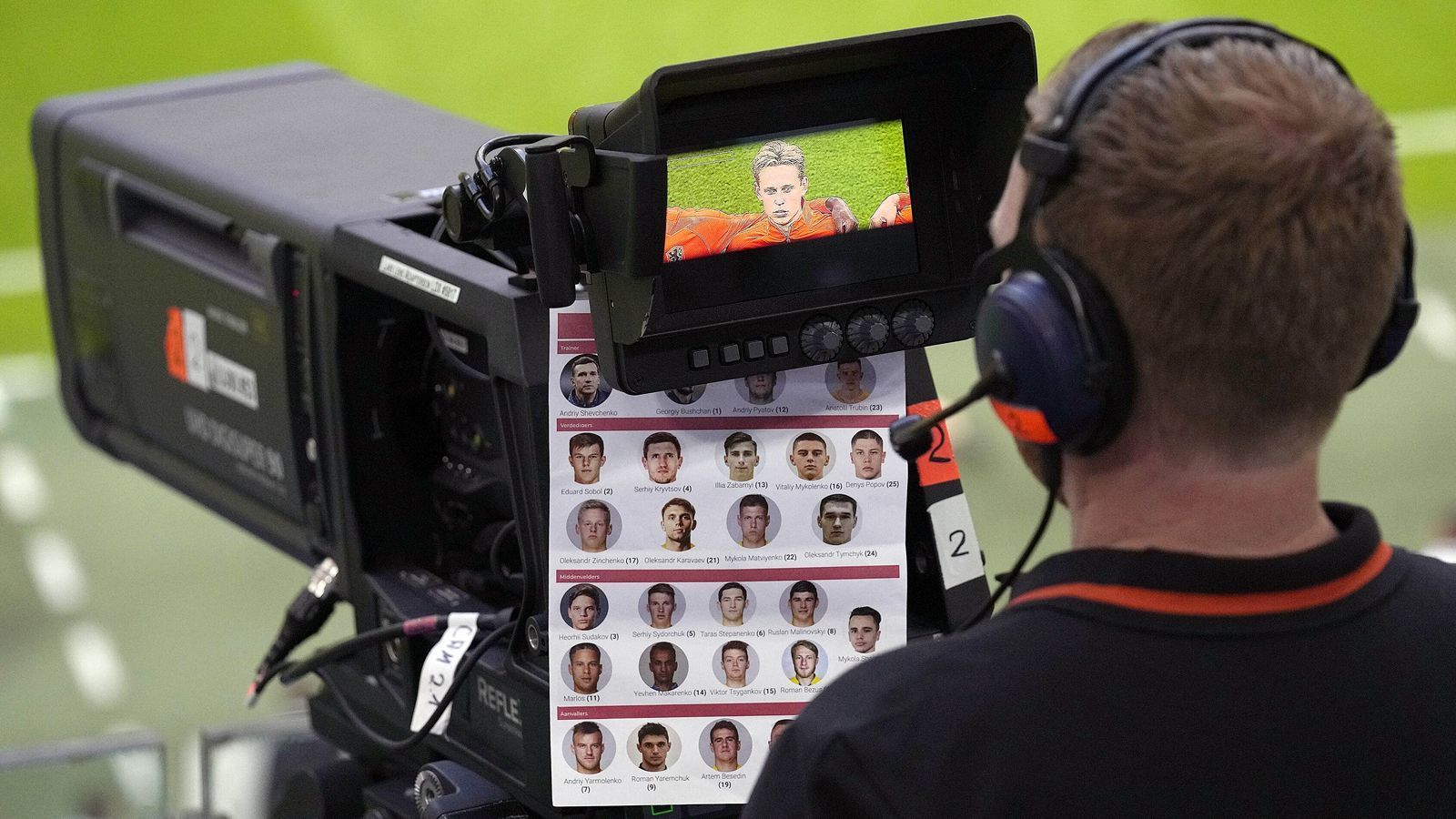 
                <strong>Spickzettel für den Kameramann</strong><br>
                Dieser Kameramann hat sich optimal auf die Begegnung zwischen den Niederlanden und der Ukraine vorbereitet und sich eine Art Spickzettel mit den Gesichtern der Spieler bereitgelegt.
              