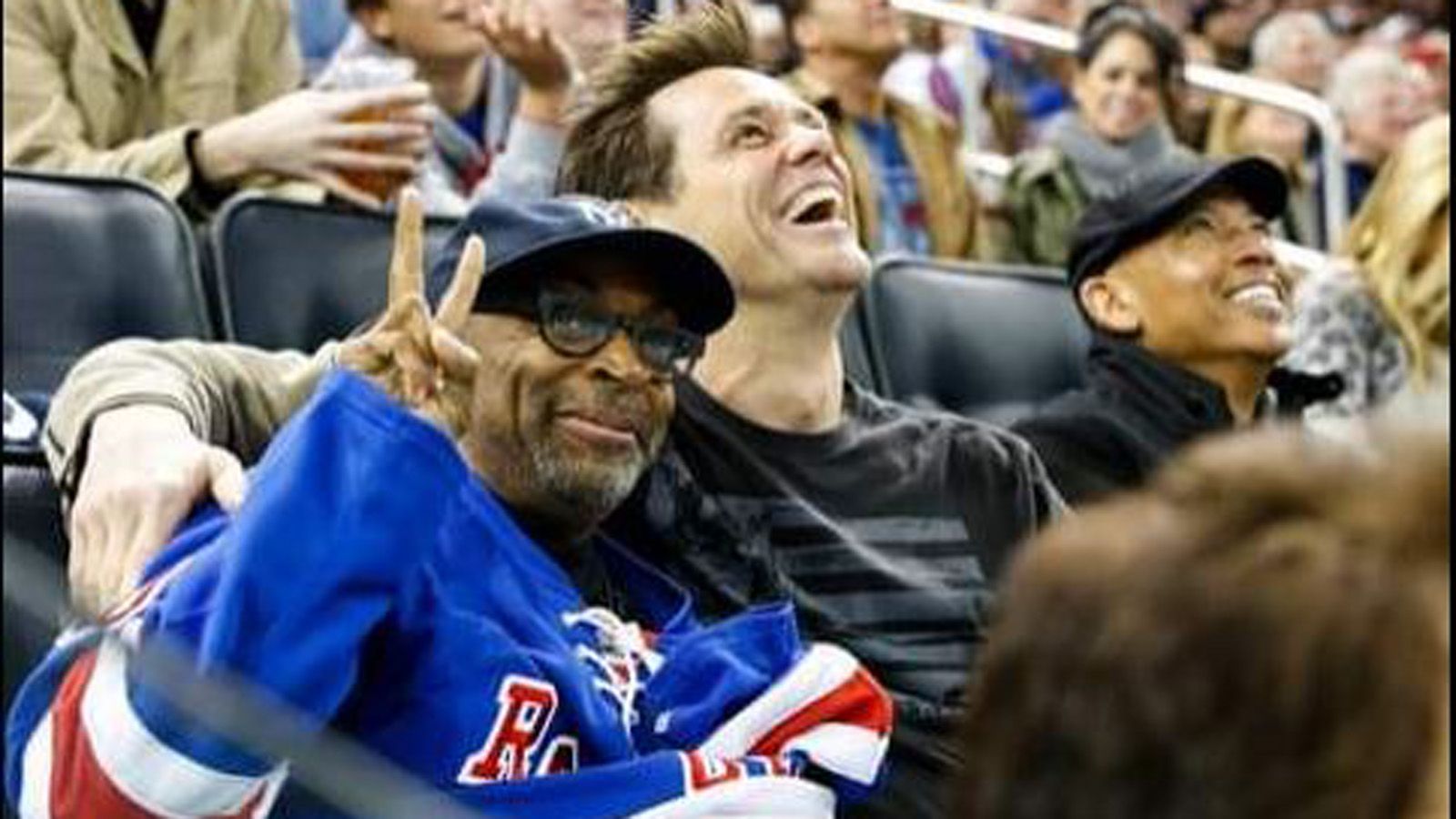 
                <strong>Spike Lee</strong><br>
                Spike Lee ist einer der bekanntesten und treuesten Fans der Basketballmannschaft New York Knicks. Aber auch die Rangers unterstützt der Regisseur immer gerne. In der Playoff-Zeit hatte er mit den Knicks in den letzten Jahren auch wenige Freude. Im gezeigten Bild bekommt er Gesellschaft von Jim Carrey, der seinerseits allerdings bekennender Fan der Toronto Maple Leafs ist.
              