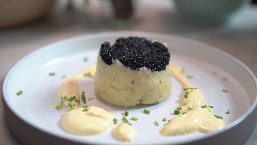 Kartoffeltörtchen mit Kaviar eignen sich ideal für ein besonders ausgefallenes Essen mit Freunden oder der Familie. 