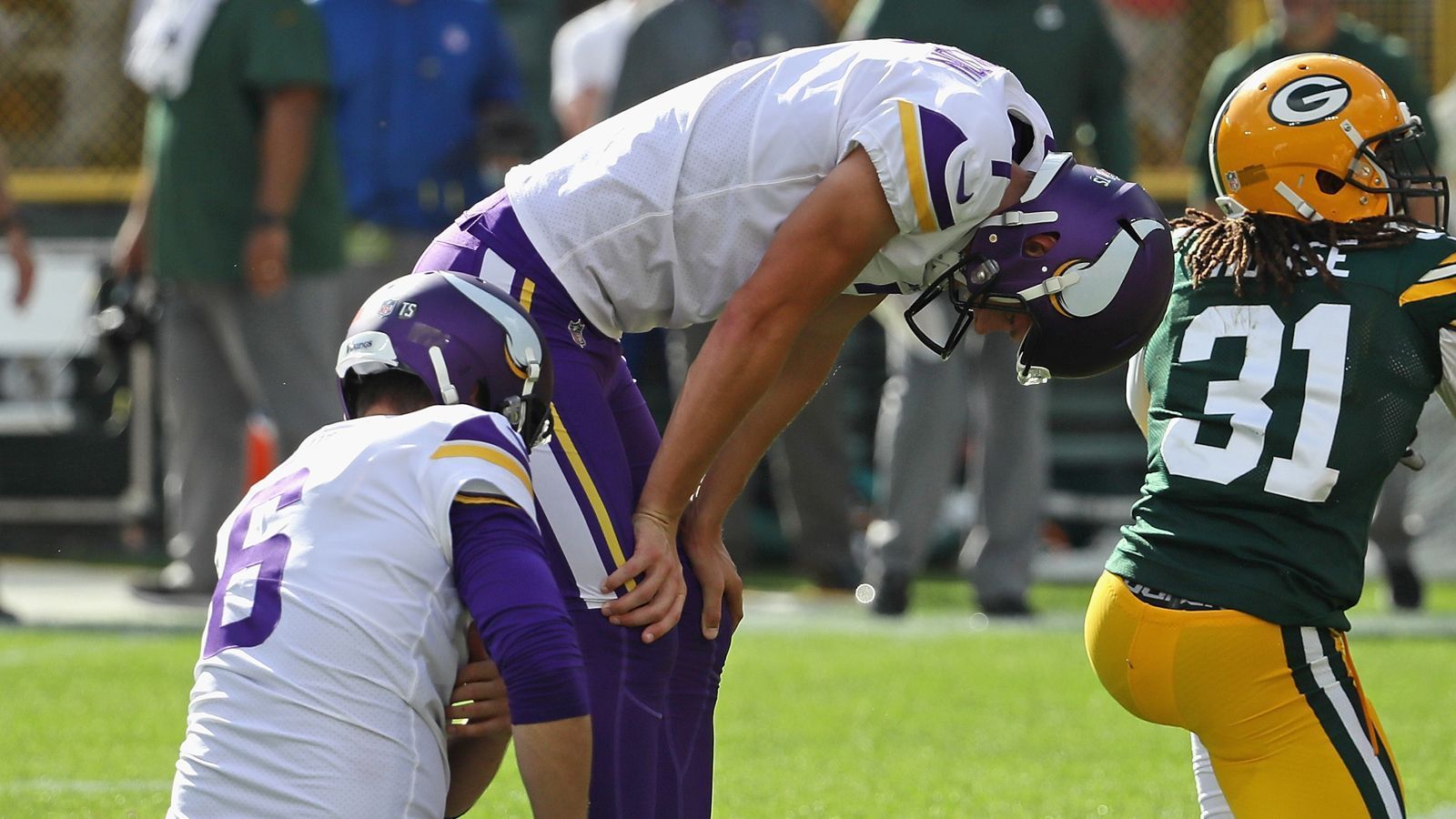 
                <strong>Daniel Carlson</strong><br>
                Carlson bereitet Head Coach Mike Zimmer Kopfzerbrechen. Er hatte bereits im zweiten Viertel aus 48 Yards nicht getroffen, auch zum Ende der Preseason zeigte er Schwächen. Im Draft hatten die Vikings sich sogar hochgetradet, um ihn zu bekommen. Er muss nun durch den üblichen Shitstorm und die Tatsache, dass bereits Nachfolger gefordert werden.
              