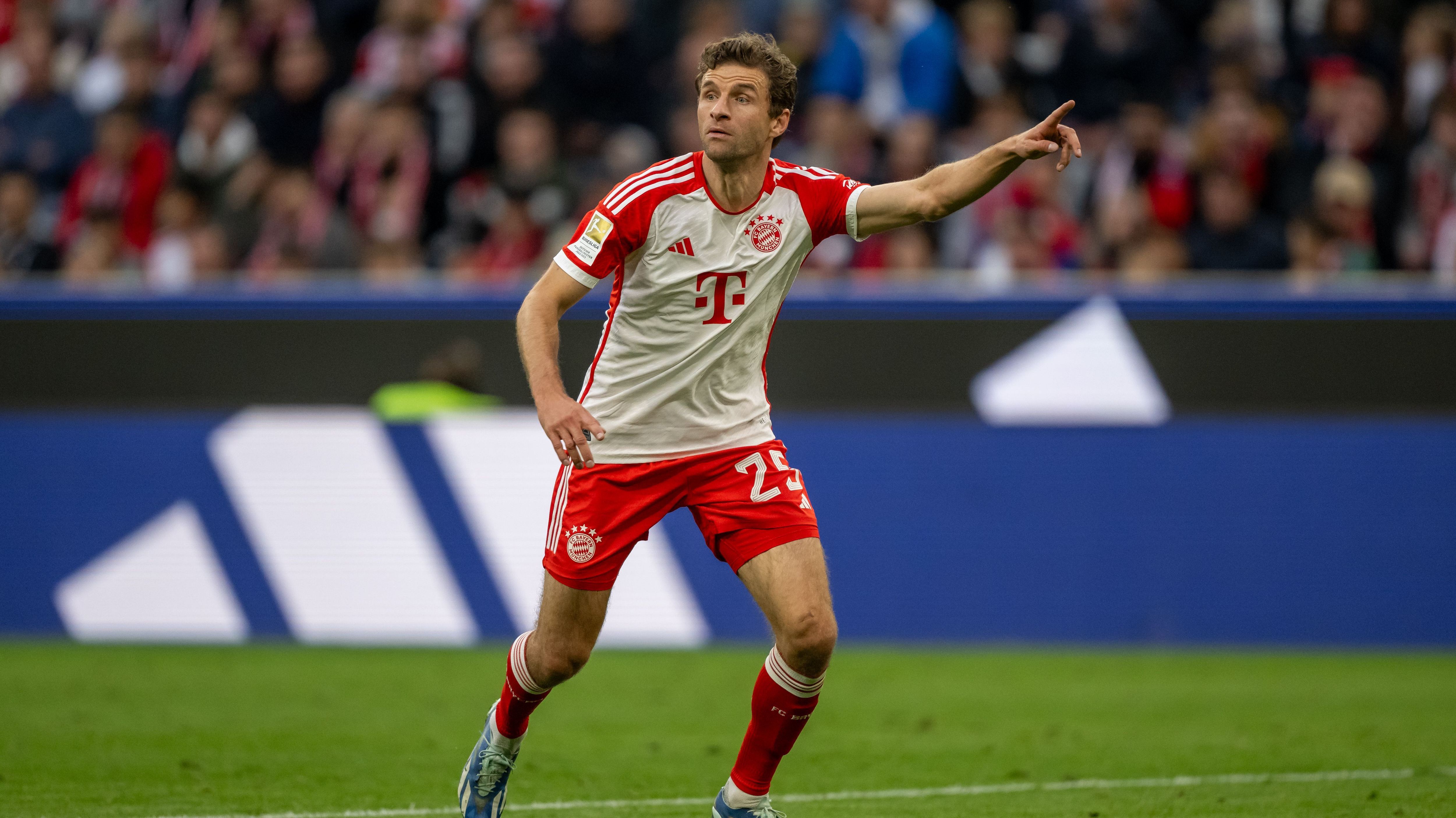 <strong>Offensives Mittelfeld: Thomas Müller</strong><br>Gegen Saarbrücken erzielte er den einzigen bayerischen Treffer und zeigte auch nach Abpfiff im Umgang mit den Fans, wie wichtig er noch für die Münchner ist. Vor allem hat er jede Menge Topspiel-Erfahrung.