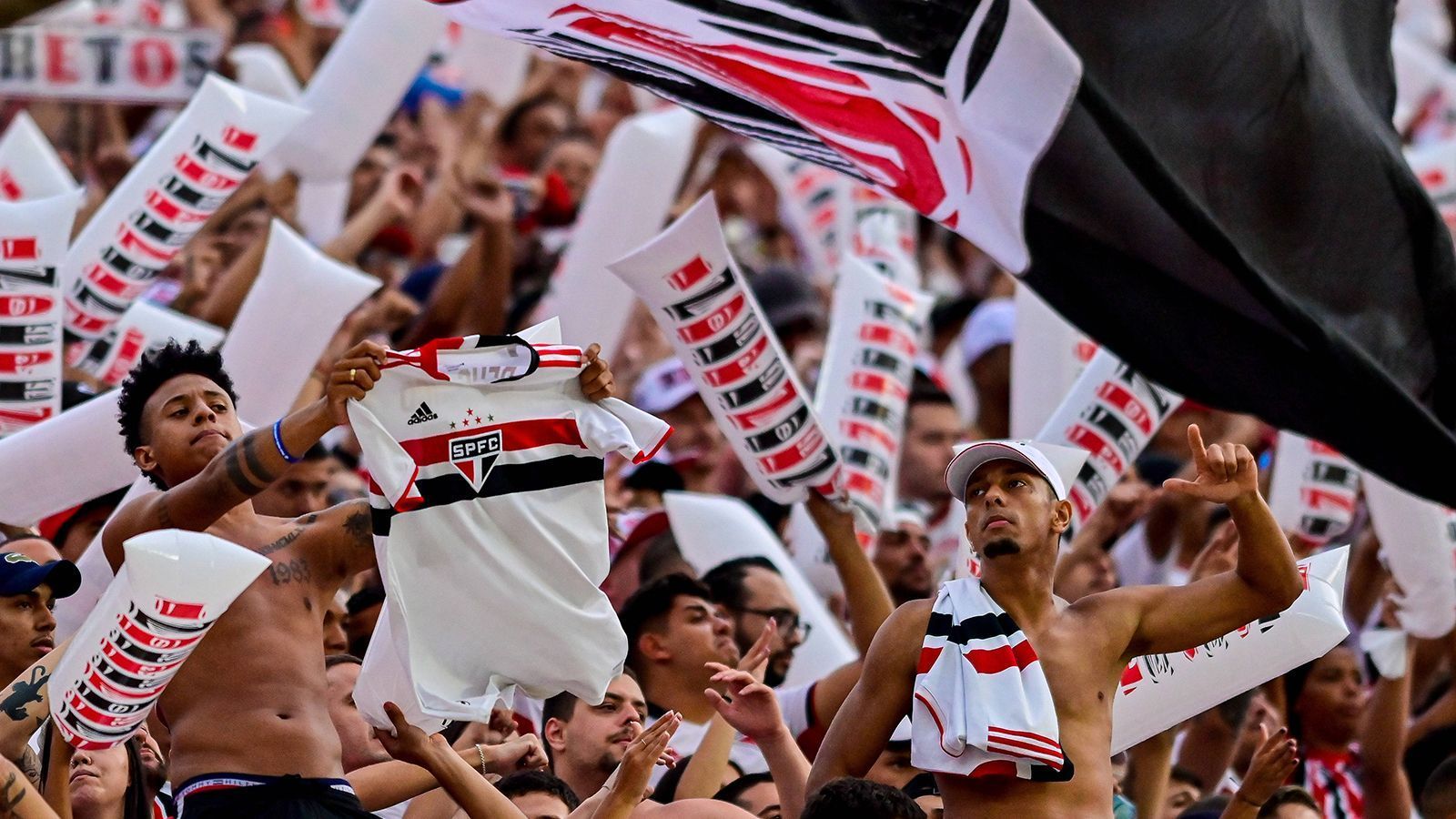 <strong>Platz 9: Sao Paulo FC</strong><br>
                Laut "Statista" hat der Sao Paulo FC 151.724 Mitglieder. Der Heimatverein von Kaka ist dennoch nicht der Verein mit den meisten Anhängern in Brasilien - geschweige den Südamerika.