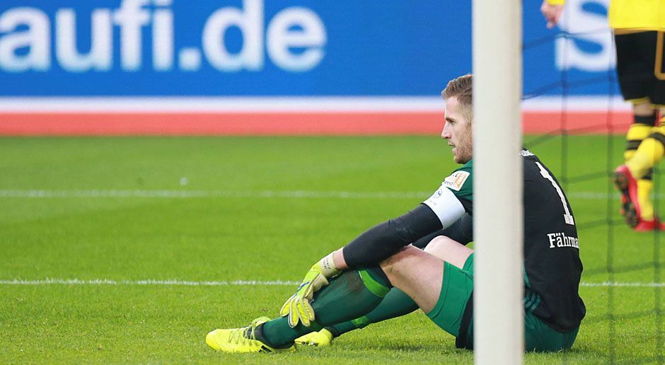 
                <strong>Ralf Fährmann</strong><br>
                Der Schalker Schlussmann kann einem nach dem Revierderby so richtig leidtun. Denn bei allen vier Gegentreffern ist Fährmann chancenlos. Besonders bitter: Vorm 0:1 aus Schalker Sicht ist der Keeper sogar noch am ersten Torschuss Aubameyangs mit den Fingerspitzen dran, beim Abstauber dann aber wiederum machtlos. Nach der Pause lässt er sich auf ein Dribbling mit Aubameyang ein und kassiert dabei fast den fünften Gegentreffer. ran-Note: 4
              