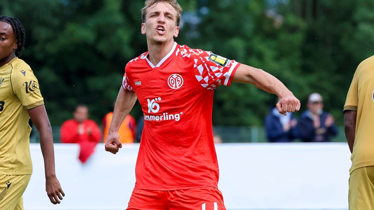 Nelson Weiper (1. FSV Mainz 05) bejubelt seinen Treffer zum 1:1, Pre-Season Friendly, 1. FSV Mainz 05 vs Crystal Palace, Rasenplatz am 29. July 2025 in Wals, Österreich. (Foto von Marco Steinbrenne...