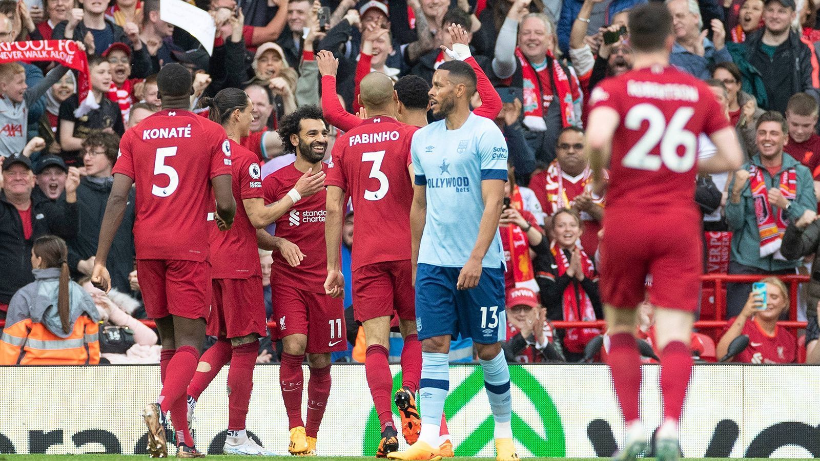 
                <strong>FC Liverpool</strong><br>
                Mit dem FC Liverpool ist ein weiterer Premier-League-Klub ein mögliches Transferziel des 27-Jährigen. Wie der "Mirror" berichtet, könnte Pavard ins Anforderungsprofil von Jürgen Klopp passen. Der deutsche Trainer will sein Team offenbar auch in der Defensive umbauen und könnte einen Spieler, der sowohl innen als auch außen verteidigen kann, dabei gut gebrauchen. Problem: Pavard müsste in Liverpool nach der verpassten Qualifikation für die Champions League zumindest in der kommenden Saison ohne Königsklasse auskommen.
              