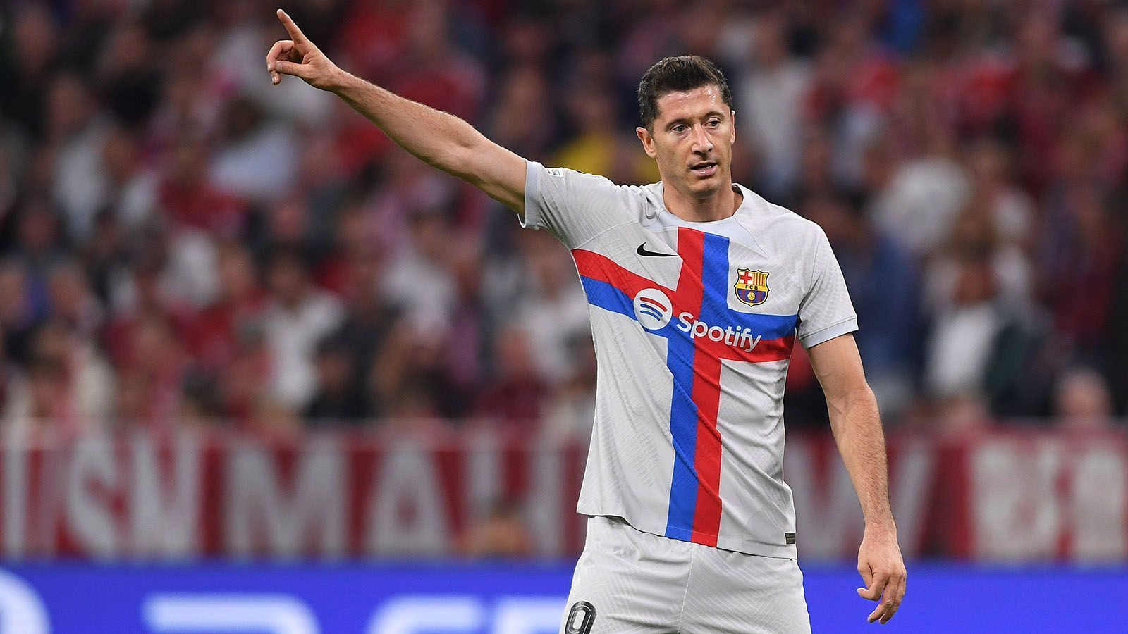 
                <strong>Robert Lewandowski</strong><br>
                Alle Augen sind beim Gegner auf den Ex-Bayern-Star gerichtet. Und der Pole liefert von Beginn an, ist in der ersten Halbzeit viel in Bewegung, ballsicher, immer anspielbar und brandgefährlich. Ist allerdings nicht so treffsicher wie früher bei den Bayern, vergibt in der 1. Halbzeit zwei Großchancen, die er sonst so oft im Bayern-Dress verwandelt hat. In der zweiten Halbzeit noch mit der einen oder anderen guten Szene, speziell aber nach dem 0:2 mit deutlich weniger Durchschlagskraft. ran-Note: 4
              
