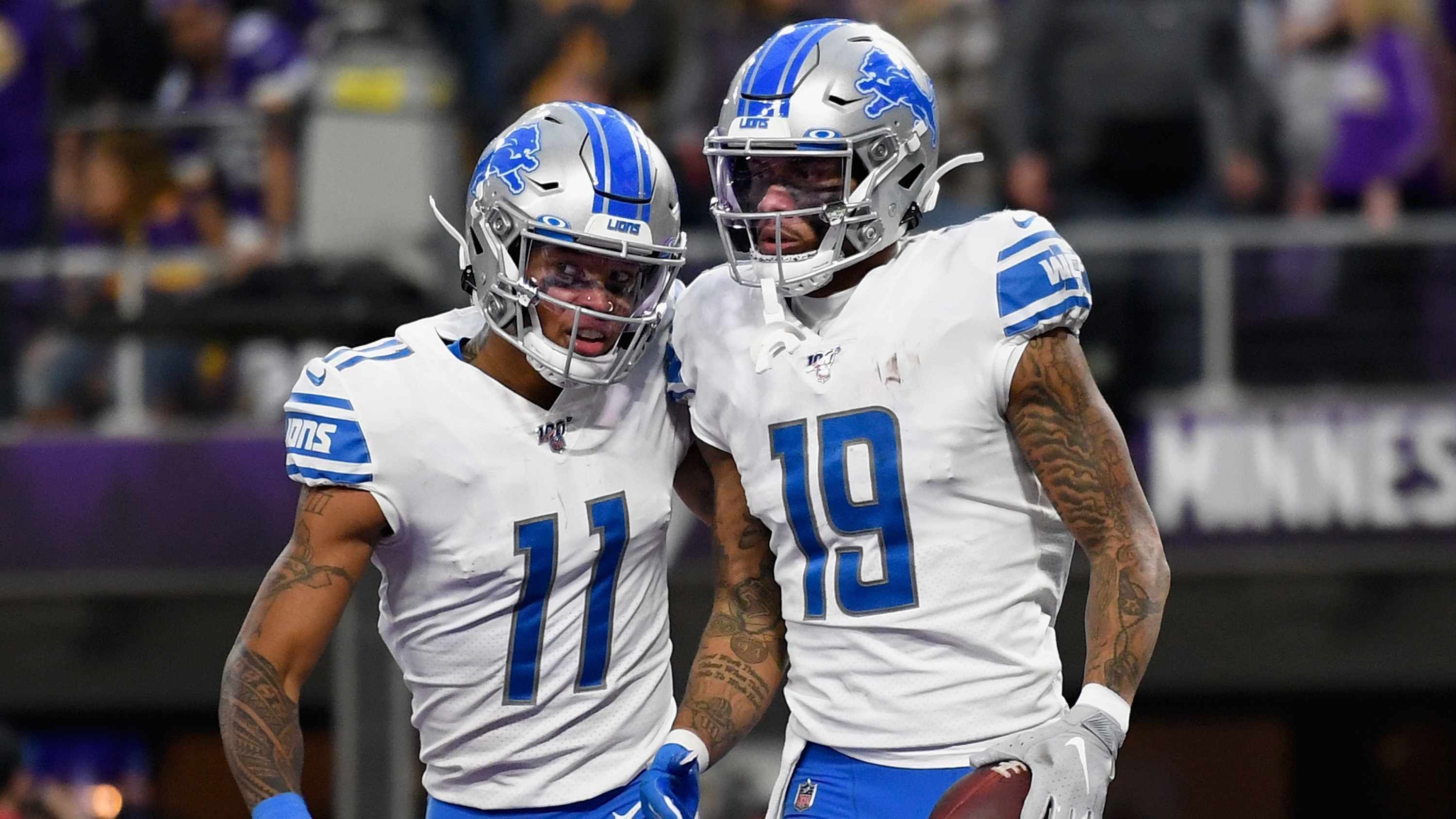 
                <strong>Platz 7: Detroit Lions</strong><br>
                Wohl eine der am meist unterschätzten Offensiven der gesamten NFL. Mit Kenny Golladay und Marvin Jones haben die Lions zwei absolute Top-Receiver in ihren Reihen, die zu den besten Eins-gegen-Eins-Spielern in der Liga zählen. Da Golladay erst 26 Jahre alt ist, kommt dieser wohl erst noch in seine besten Jahre. Bereits seit 2017 spielen Golladay und Jones zusammen bei den Lions, was auch die Harmonie auf und abseits des Feldes der beiden erklärt. Entlastung gibt es in der Mitte von Routinier Danny Amendola, der immer noch eine verlässliche Anspielstation für Matthew Stafford darstellt. Auf der Tight-End-Position haben die Lions mit T.J. Hockenson ein vielversprechendes Talent in ihren Reihen, welches in der kommenden Saison den nächsten Schritt machen könnte. Mit Rookie-Running-Back D'Andre Swift, der auch gut Bälle fangen kann, ist dieses Receiving-Corps brandgefährlich.
              