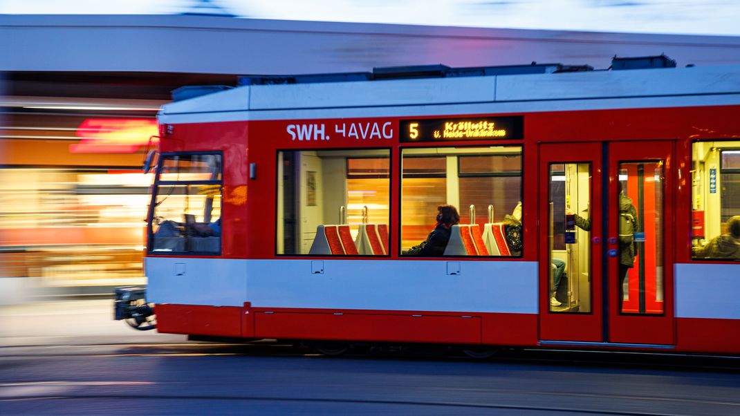 Bund und Länder haben sich auf einen Start des 49-Euro-Monatstickets im Nahverkehr zum 1. Mai geeinigt.