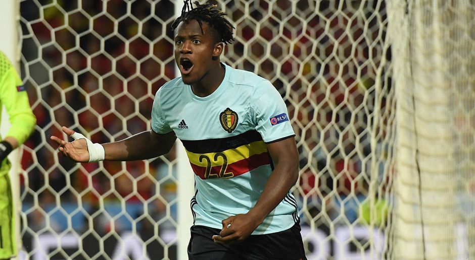 
                <strong>Michy Batshuayi (Zugang FC Chelsea)</strong><br>
                Michy Batshuayi (Zugang FC Chelsea): Der FC Chelsea verstärkt sich mit Michy Batshuayi. Der 22-jährige Belgier kommt von Olympique Marseille und unterschreibt für fünf Jahre bei den Blues. Angeblich zahlt der Premier-League-Klub für das Juwel ca. 40 Millionen Euro. "Ich bin begeistert, bei einem der größten Klubs Europas zu unterschreiben und das nächste Kapitel meiner Karriere zu beginnen", sagte Batshuayi.
              