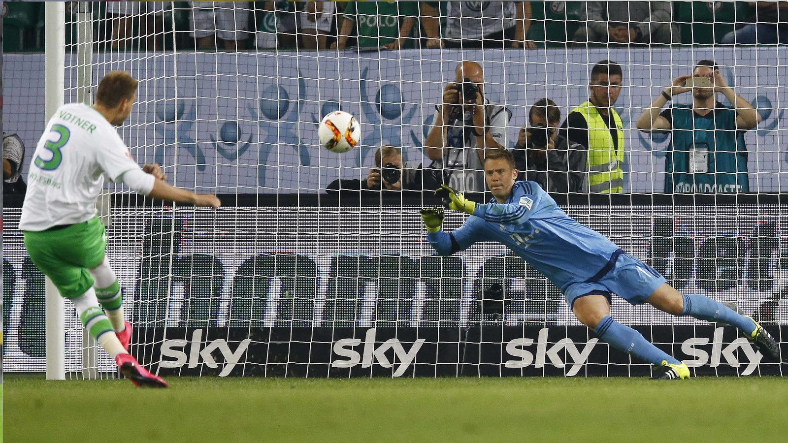 
                <strong>2015: VfL Wolfsburg - FC Bayern München 6:5 n.E.</strong><br>
                Nach drei Auflagen des Klassikers ist 2015 Wolfsburg an der Reihe. Im Pokalfinale hatte der VfL den BVB bezwungen. Im Supercup dürfen die Wölfe in der heimischen Volkswagen-Arena ran und erzwingen durch ein spätes Tor von Neuzugang Nicklas Bendtner (89.) das Elfmeterschießen. Dort versenkt die Stürmer-Ikone auch den entscheidenden Versuch und sichert Wolfsburg den Titel. In diesem Spiel ist Superstar Kevin De Bruyne noch dabei, doch kurz darauf wechselt der Mittelfeldmann für über 75 Millionen Euro zu Manchester City.
              