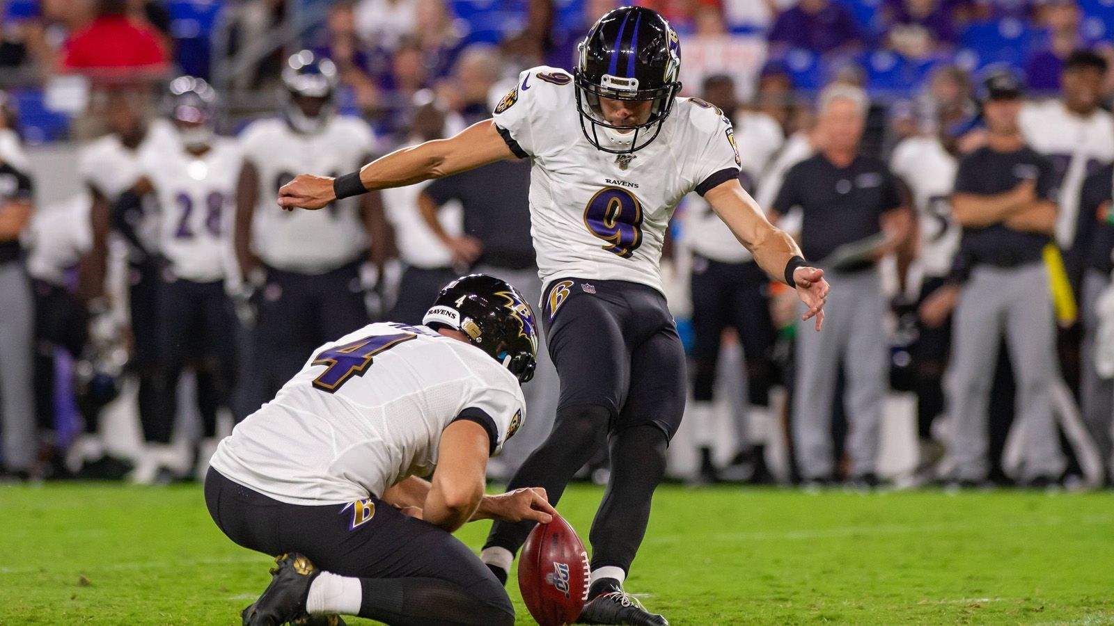 
                <strong>Special Teams und Kicker: Baltimore Ravens</strong><br>
                Bei der Auswahl des Special Teams ist ein guter Kicker das A und O. Justin Tucker ist sogar ein sehr guter Kicker. Mit den Arizonal Cardinals bekommen es die Baltimore Ravens zudem mit einem machbaren Gegner zu tun. In einer Partie, in der die Ravens klarer Favorit sind, sollte Tucker genug Möglichkeiten bekommen.
              