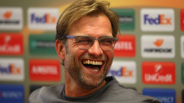 
                <strong>Klopp und Co.: Denglisch für Fußballer</strong><br>
                Fußballerisch sind sie allesamt talentiert - bei der Sprache allerdings hapert es ab und an noch. Auch Jürgen Klopp, immerhin Trainer des FC Liverpool, "überzeugt" zuletzt auf einer Pressekonferenz mit seinem englischen Wortschatz. ran.de zeigt die besten "Denglisch"-Kenntnisse der Fußball-Stars.
              