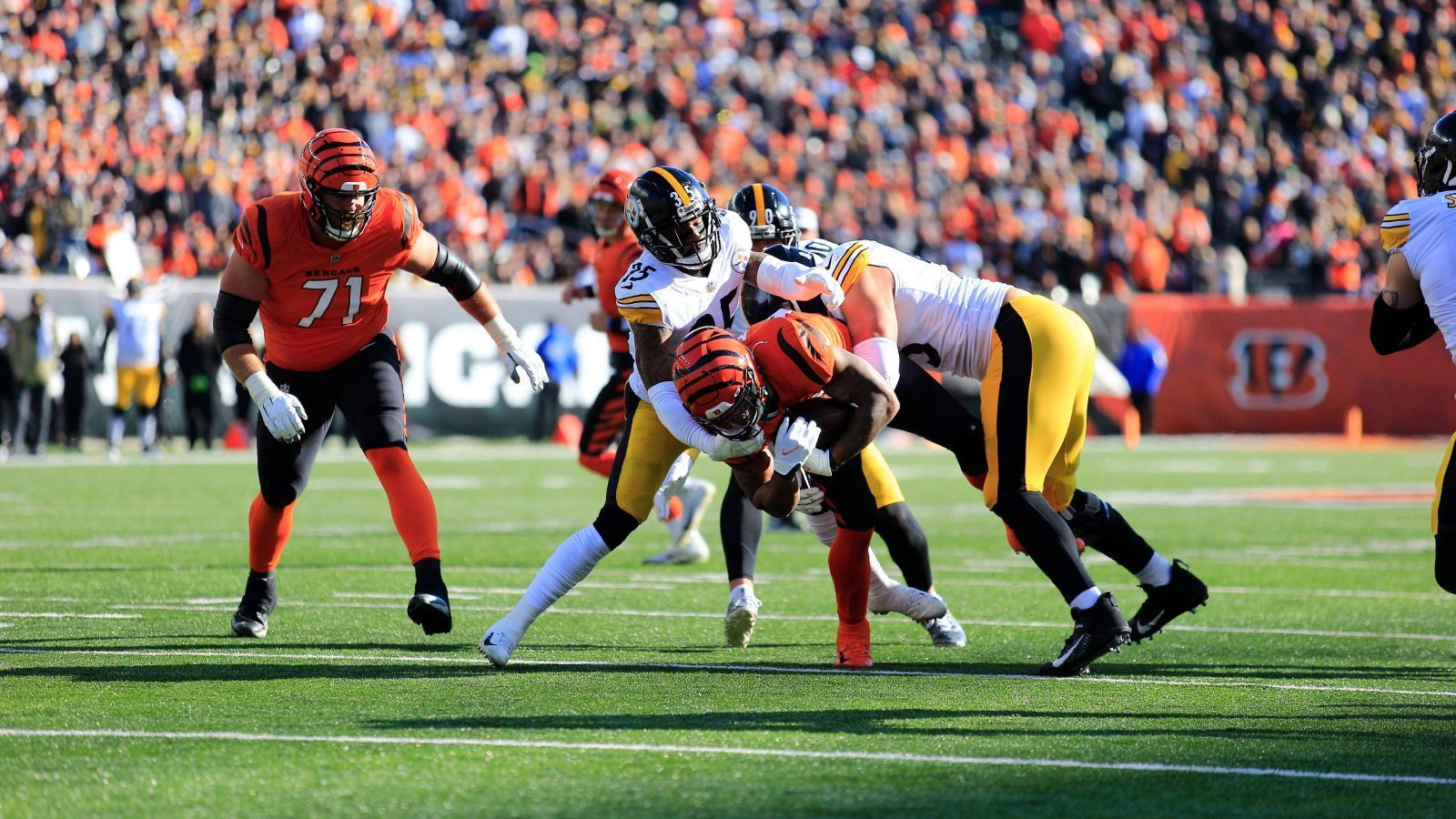 
                <strong>Cincinnati Bengals Grund 3: Rivalitäten überall</strong><br>
                Ihr wollt mindestens sechs Mal im Jahr ein Hass-Duell haben? Die Bengals können ihre Divisionsrivalen Pittsburgh Steelers, Baltimore Ravens und Cleveland Browns nicht riechen, gegen alle drei spielen sie jährlich zwei Mal. Wer sich darin wiedererkennt, sollte Cincinnati die Daumen drücken.
              