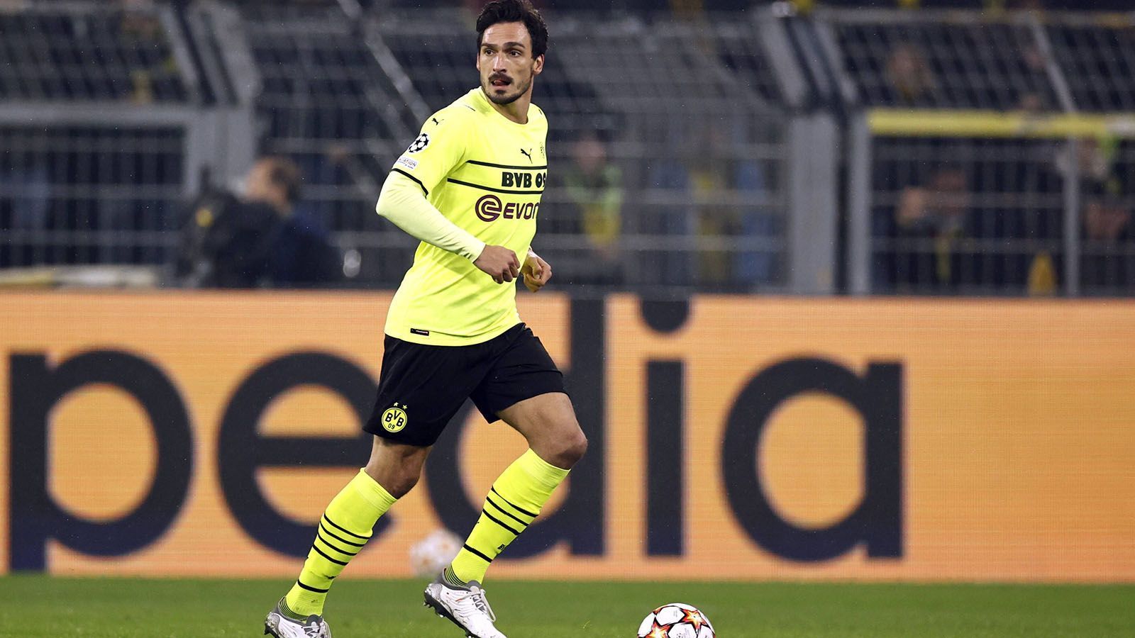 
                <strong>Mats Hummels</strong><br>
                Die tragische Figur der ersten Halbzeit: Bis zu seinem Platzverweis macht Hummels ein gutes Spiel, setzt anfangs einige gute Tacklings und schaltet sich auf offensiv ein. Gegen Antony kommt er dann zwar etwas zu spät (29.), die Rote Karte ist aber dennoch ein Witz. Ihm kann man keinen Vorwurf machen. ran-Note: 2
              