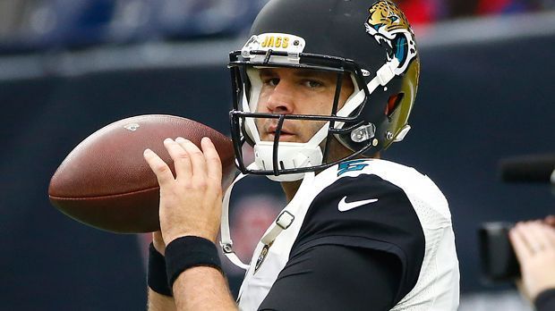 
                <strong>Jacksonville Jaguars</strong><br>
                Ein munteres Hin und Her bescherten uns die Jacksonville Jaguars, bei denen es lange nach einem Tausch auf der Quarterback-Position aussah. Head Coach Doug Marrone rückte zunächst von Blake Bortles (Foto) ab, nachdem er ihn in der Offseason noch als Nummer eins bezeichnet hatte. Auch wegen Bortles' Wacklern durfte sich Chad Henne ernsthafte Hoffnungen auf den Starter-Job machen, ehe sich Marrone dann doch auf Bortles als Starter für die Saison festlegte. Bislang spielt Bortles eine gute Saison.
              