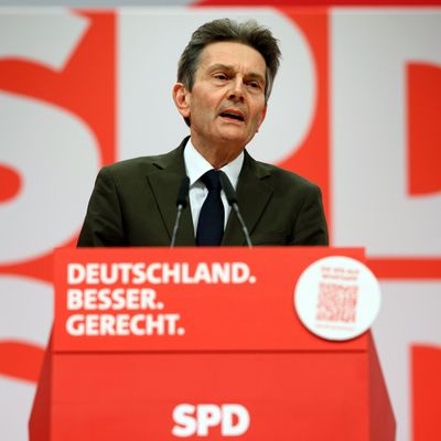 Rolf Mützenich, Vorsitzender der SPD-Bundestagsfraktion, sieht beim Erstarken der AfD Anteil bei der Ampel-Regierung.