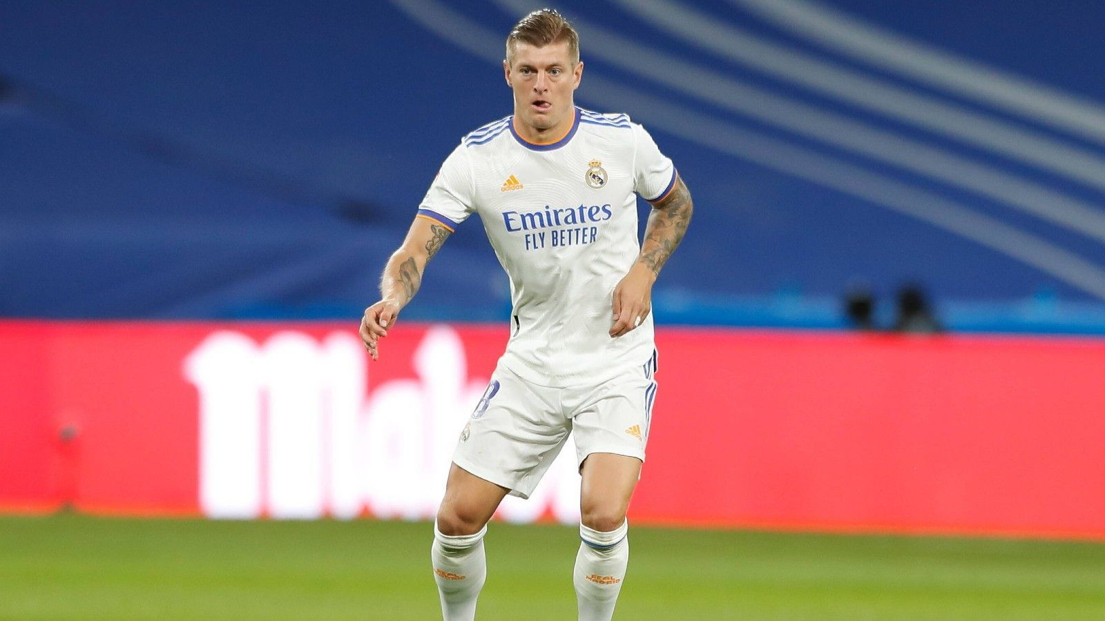 
                <strong>Toni Kroos (Real Madrid)</strong><br>
                Der frühere Bayern-Star ist seit etlichen Jahren ein unumstrittener Aktivposten im Mittelfeld von Real Madrid. Zwar machen immer wieder Gerüchte um einen möglichen Abgang die Runde, Berater Volker Struth misst diesen allerdings keine Bedeutung bei. So erklärte er kürzlich, der Mittelfeldstratege sei extrem glücklich und werde seiner Meinung nach seine Karriere bei den Königlichen beenden. Beim knappen 2:1-Sieg gegen Rayo Vallecano half Kroos am Wochenende gleich in doppelter Hinsicht. Ihm gelang der 1:0-Führungstreffer, zudem klärte er in der Nachspielzeit für den bereits geschlagenen Real-Keeper Courtois auf der Linie.
              