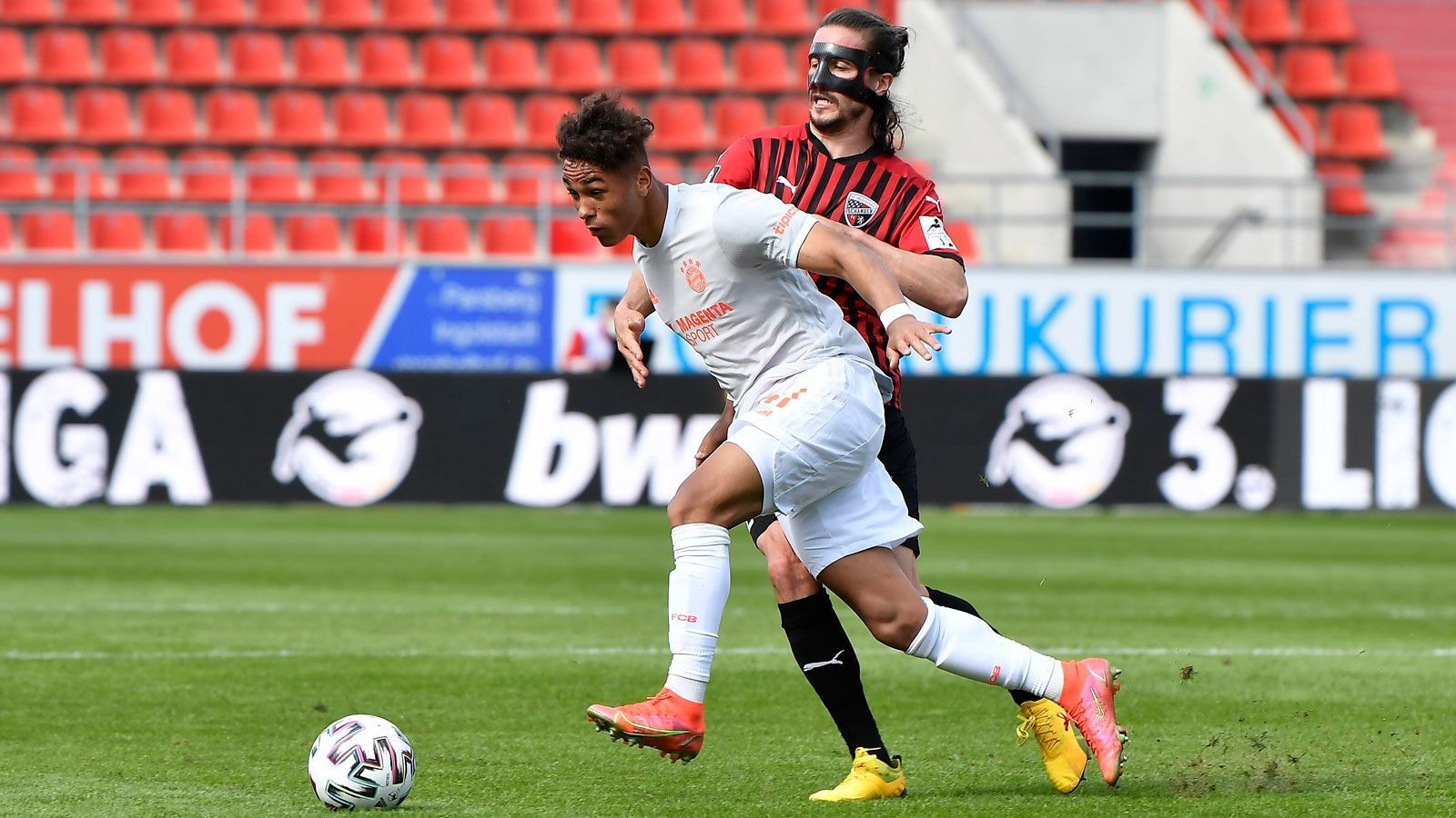 
                <strong>Der Meister steckt im Abstiegskampf</strong><br>
                Und dann ist das noch die zweite Mannschaft des FC Bayern. Gespickt mit Talenten wurde die Truppe in der vergangenen Saison Meister in der Dritten Liga. Nun steckt Bayern II aber mitten im Abstiegskampf, am Freitag steht das Heimspiel gegen Tabellenzweiten Hansa Rostock an, verliert die Rekordmeister-Reserve, könnte sie am Wochenende auf einen Abstiegsplatz abrutschen.
              