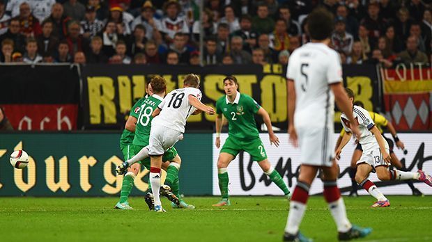 
                <strong>14. Oktober 2014: Deutschland - Irland 1:1</strong><br>
                Gegen die "Boys in Green" dominierte die deutsche Mannschaft erneut, doch wieder fühlte sich niemand für das Toreschießen verantwortlich. Die Erlösung schien Toni Kroos mit seinem Treffer in der 71. Minute zu bringen. Es reichte am Ende aber nicht.
              
