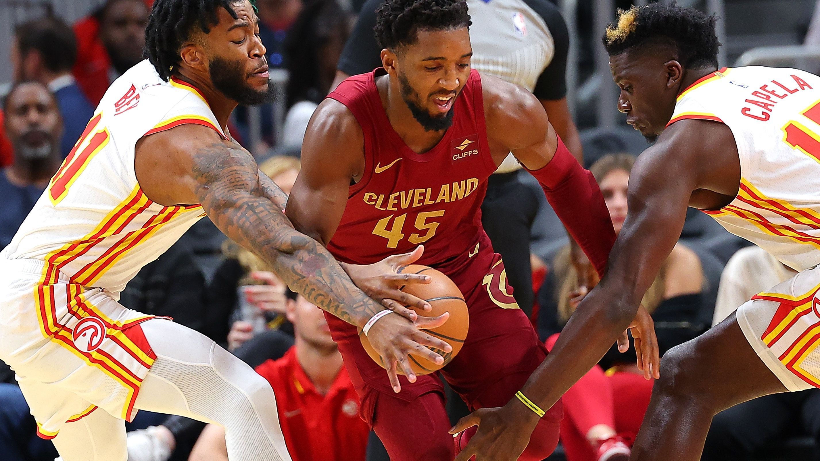 <strong>15. Cleveland Cavaliers (zuvor Rang 15) </strong><br>Eine ganz komische Saison bisher für die Cavs. Auf tolle Siege folgen katastrophale Niederlagen. So zuletzt auch beim chancenlosen Heimspiel gegen Kellerkind Portland. Die Defense stabilisiert sich zwar, doch der Angriff ist schwach. Gleiches gilt für die Bilanz in engen Spielen. Dazu ist Mitchell – bis auf seine 40-Punkte-Explosion gegen die Hawks – etwas abgekühlt.