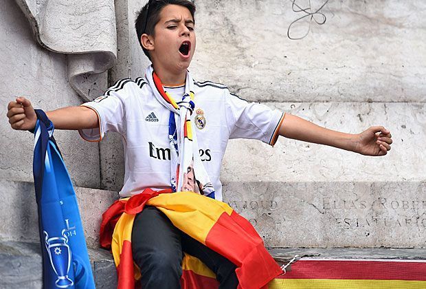
                <strong>Champions-League-Finale: Real Madrid vs. Atletico Madrid</strong><br>
                Dieser junge Real-Fan übt schon mal das Jubeln für später. Ob er dafür dann auch Grund hat?
              