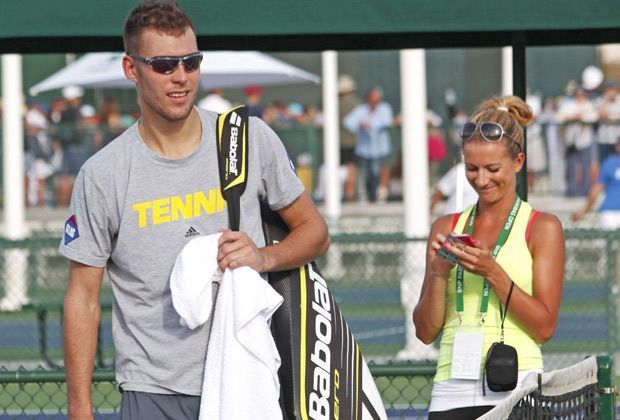 
                <strong>Nette Begleitung</strong><br>
                Der Pole Jerzy Janowicz marschiert in Begleitung seiner Freundin auf den Trainingsplatz.
              