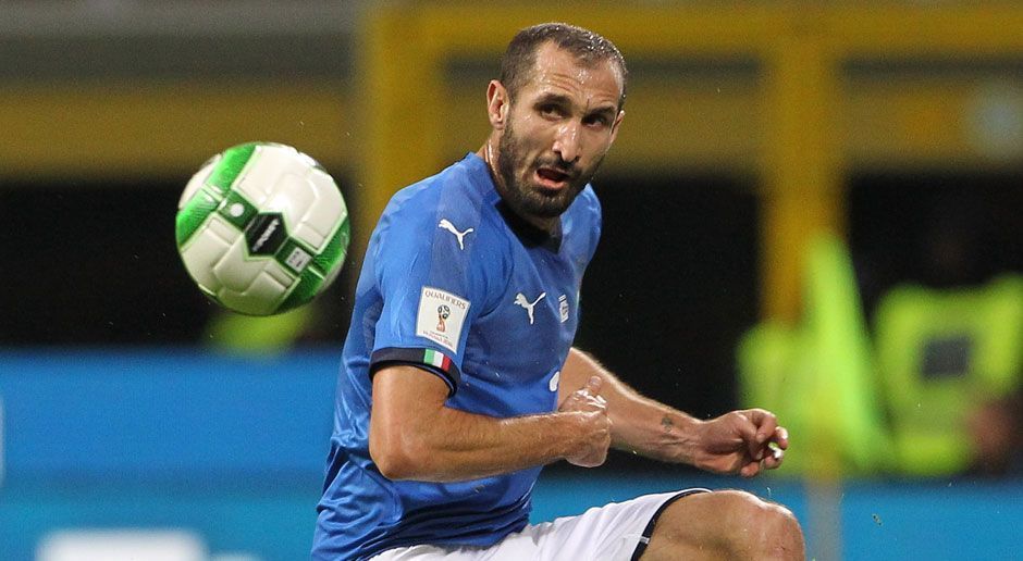 
                <strong>Giorgio Chiellini (Italien)</strong><br>
                Verein: Juventus TurinAlter: 33 Jahre... gemeinsam mit dessen Nationalmannschaftskollegen Giorgio Chiellini schlicht für "Weltklasse". Umso bitterer für die "Squadra Azzurra", dass der Juve-Profi nach dem WM-Aus gegen Schweden seinen Rücktritt bekanntgegeben hat. 
              