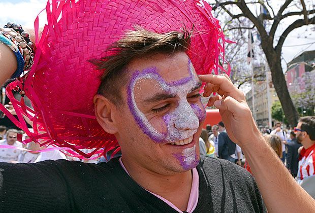
                <strong>Champions-League-Finale: Real Madrid vs. Atletico Madrid</strong><br>
                Mit dem Champions-League-Pokal im Gesicht geht es für die Fans später vom Rossio ins Estadio da Luz von Lissabon.
              