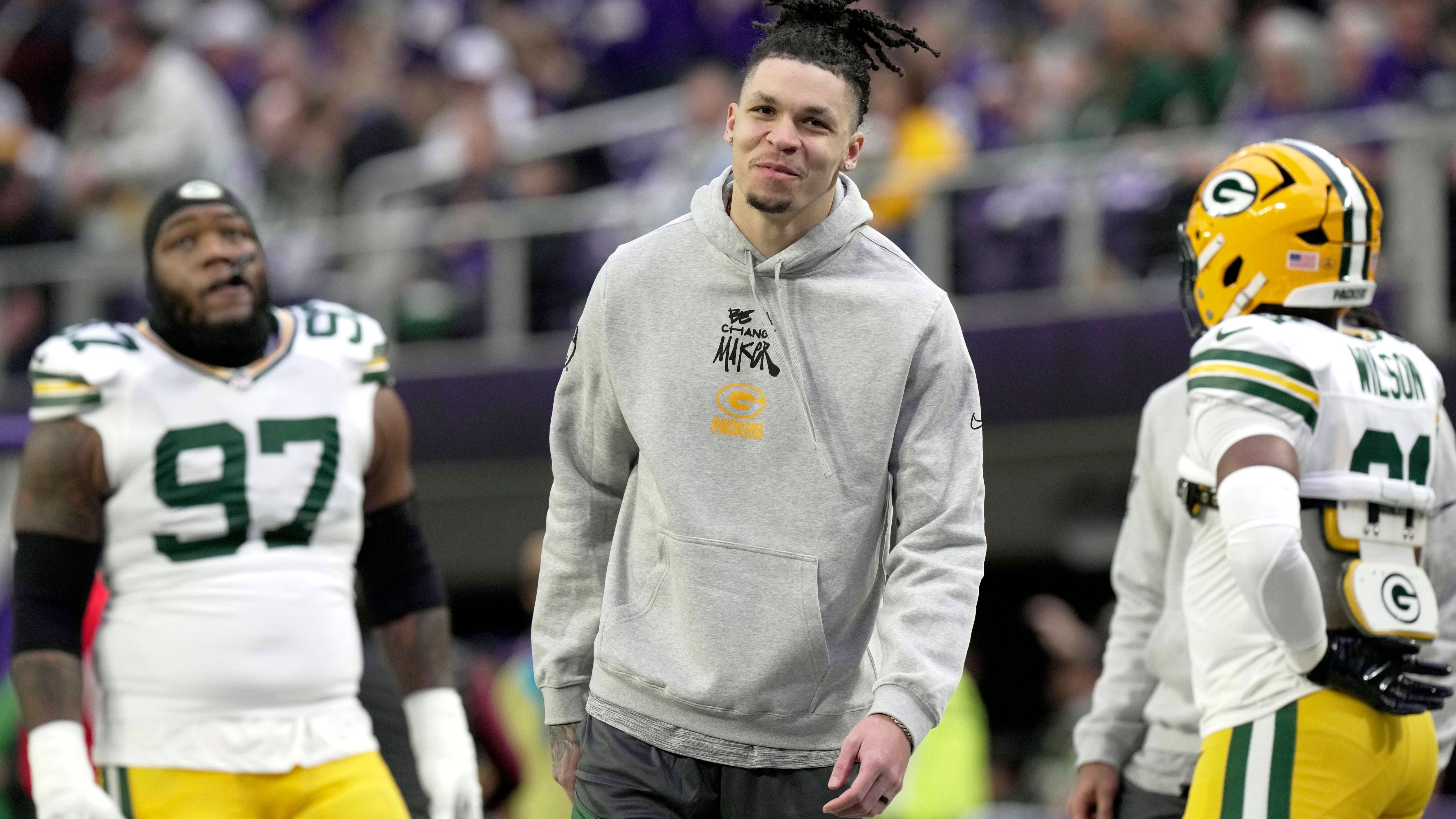 <em><strong>Christian Watson (Green Bay Packers)</strong><br>Neuer Kontrakt für Christian Watson. Die Green Bay Packers verlängern den Kontrakt des Wide Receivers für ein Jahr und 13,25 Millionen US-Dollar, das berichtet "ESPN". Der Passempfänger befindet sich im letzten Jahr seines Rookie-Vertrags, ihm steht dabei ein Grundgehalt von 1,96 Millionen zu. Aktuell befindet sich Watson nach einem Kreuzbandriss weiterhin auf der Reserve/PUP-Liste.</em>