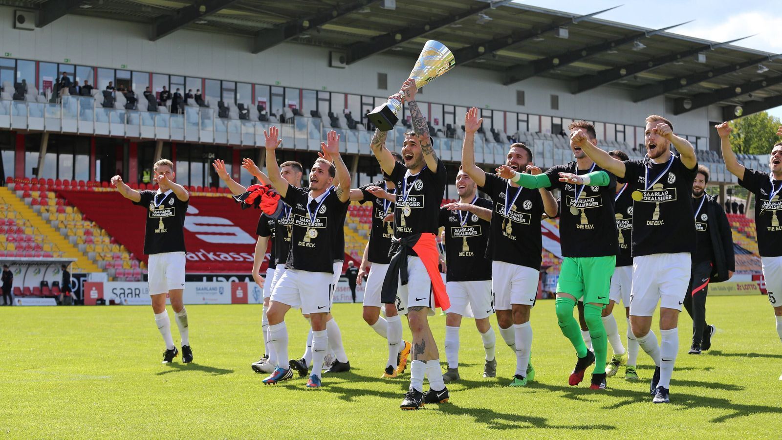 
                <strong>SV Elversberg</strong><br>
                Eine Überraschung gab es dagegen im Saarland, wo der Regionalligist SV Elversberg seinen Titel gegen den 1. FC Saarbrücken verteidigte. Die Elversberger bezwangen den Drittligisten mit 1:0. Nach dem Pokal-Märchen in der Saison 2019/2020 verpasst Saarbrücken damit zum zweiten Mal hintereinander den Einzug in den DFB-Pokal.
              