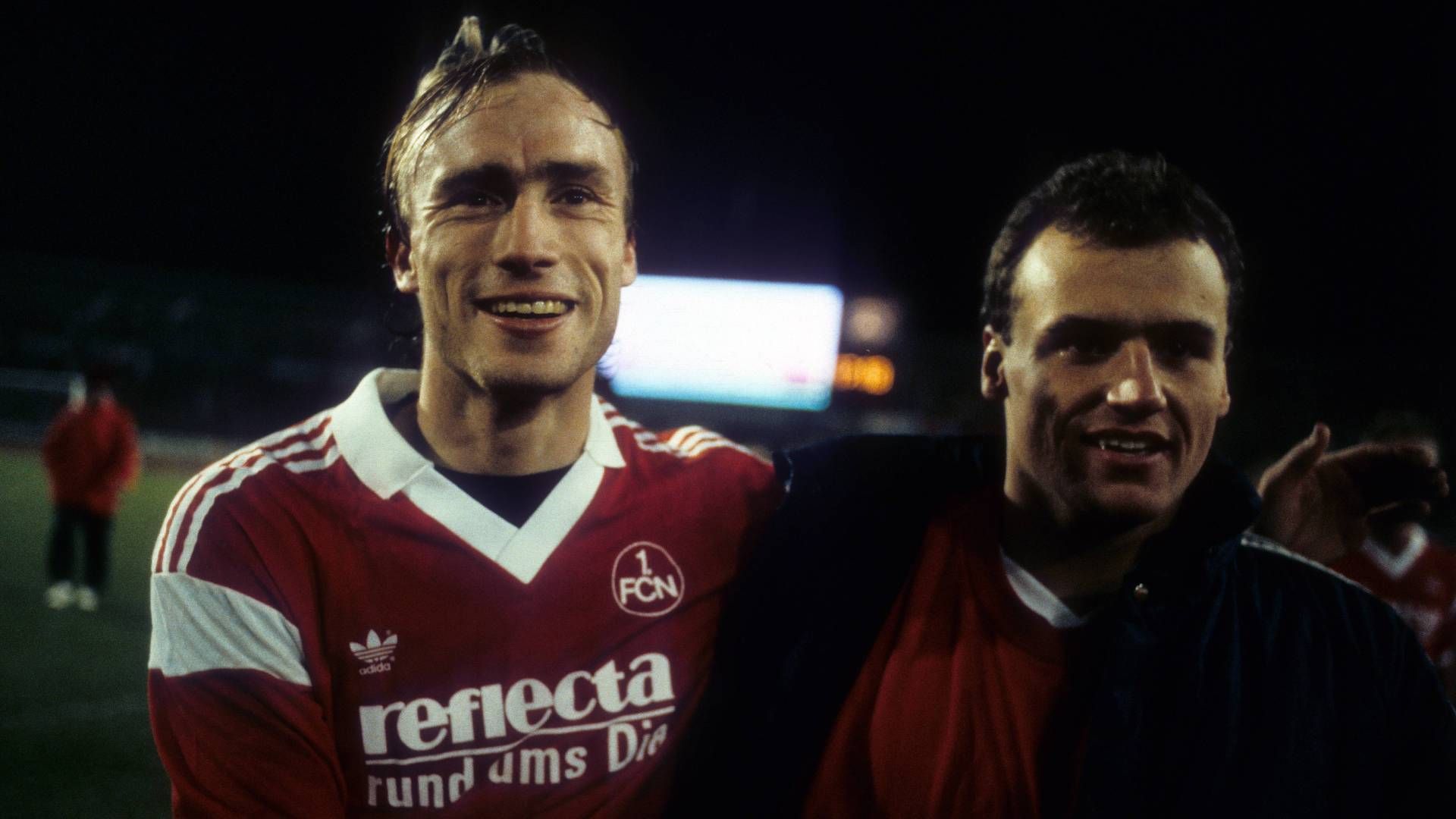 
                <strong>Sieben Siege: 1. FC Nürnberg (31. Oktober 1987 bis 5. März 1988)</strong><br>
                Auch der 1. FC Nürnberg findet sich in dieser Liste wieder, möglich macht es die Saison 1987/88. Prominente Namen wie Andreas Köpke, Stefan Reuter, Manni Schwabl oder Dieter Eckstein gehörten damals zur Mannschaft. Am Ende der Saison stand der fünfte Platz zu Buche.
              