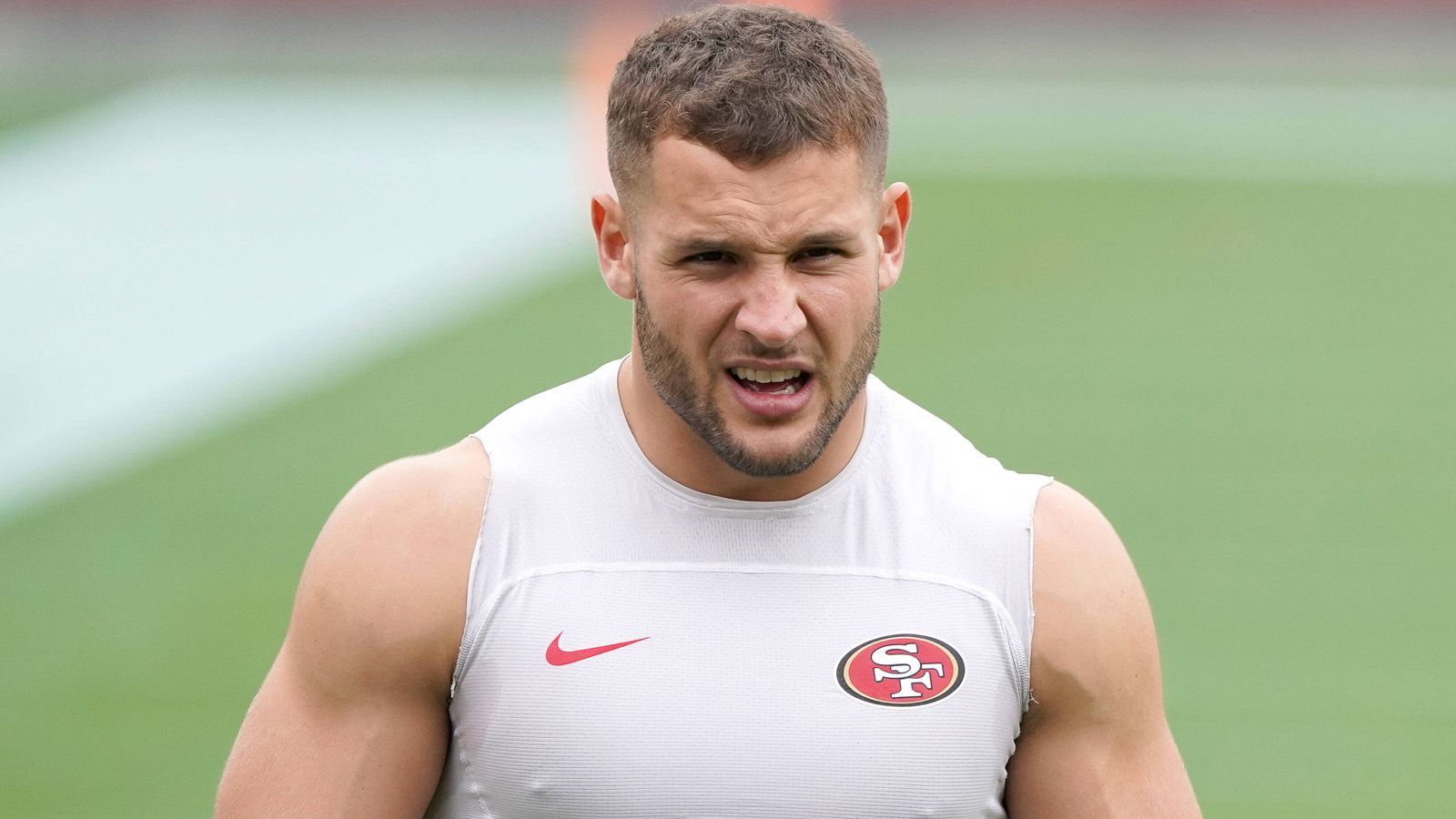 
                <strong>8. Nick Bosa (San Francisco 49ers)</strong><br>
                Der jüngere Bruder von Joey Bosa (Los Angeles Chargers) zog sich bereits am 2. Spieltag einen Kreuzbandriss zu und verpasste dadurch die restliche Saison. In der Spielzeit 2019, als Nick Bosa noch Rookie war, bewies er mit neun Sacks und einer Interception seine Qualitäten. Wurde er danach auf Platz drei gewählt, belegt er diesmal immerhin Position acht.
              