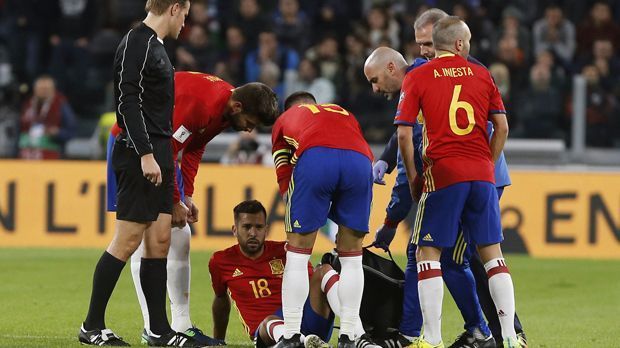 
                <strong>Jordi Alba</strong><br>
                Jordi Alba: Barcelonas Linksverteidiger hat es ebenfalls im Trikot der Seleccion erwischt. Alba zog sich beim 1:1-Unentschieden in Italien eine Oberschenkelverletzung zu. Damit wird der 27-Jährige wohl rund 10 Tage ausfallen - und ist offenbar erleichtert. "Nicht so schlimm wie ich dachte", gab er auf Instagram Entwarnung.
              