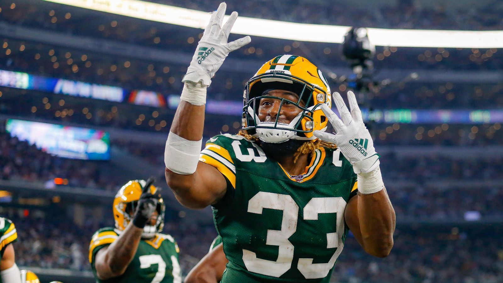 
                <strong>Gewinner: Aaron Jones</strong><br>
                Aaron Jones von den Green Bay Packers lieferte gegen die Dallas Cowboys das Spiel seines Lebens ab. Der Running Back erlief alle vier Touchdowns, verbuchte dabei 107 Rushing- und 75 Receiving-Yards. Dass ihm sein Gala-Auftritt ausgerechnet in seiner Heimat Texas gelang, war für ihn das i-Tüpfelchen: "Meine ganze Familie war dort. Nach einem Touchdown sah ich meinen Bruder auf der Tribüne und warf ihm den Ball zu. Das war sehr cool."
              