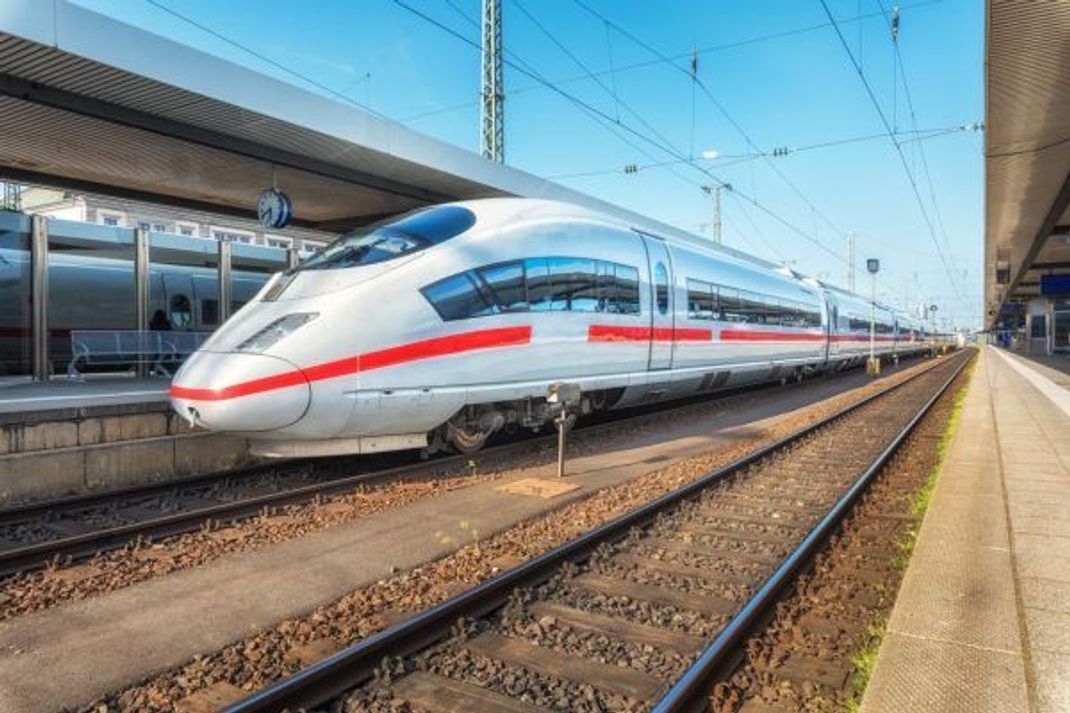 Die deutsche Bahn will den Handy-Empfang im Zug verbessern.