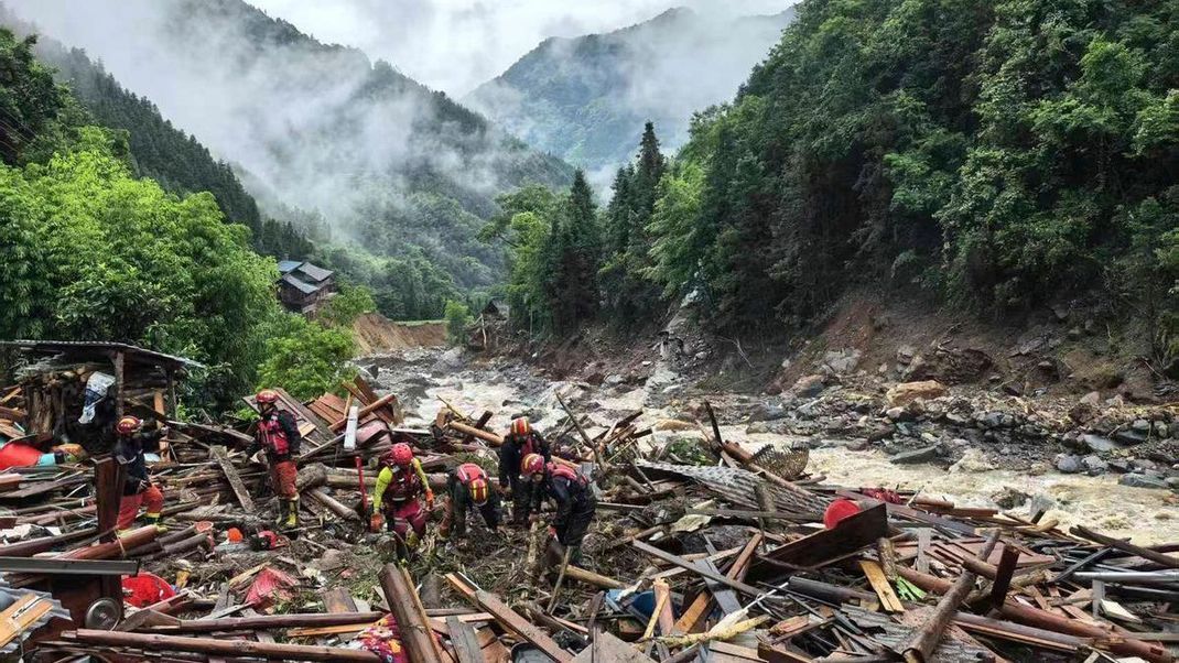 Schneise der Verwüstung: Rettungskräfte suchen im südchinesischen Guangxi Zhuang nach Vermissten.