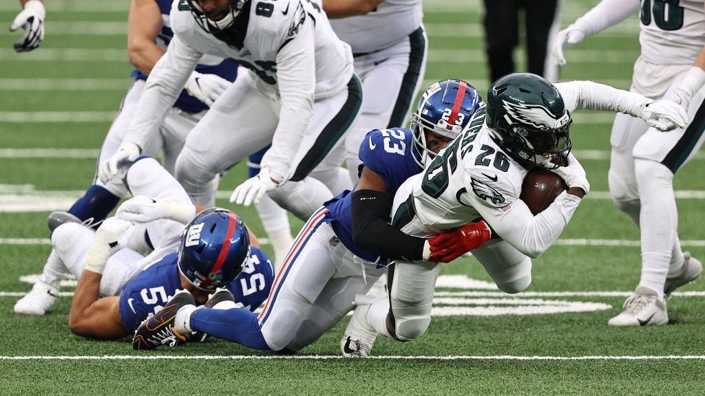
                <strong>NFC East</strong><br>
                Eigentlich spielt kein einziges Team in der NFC East wie ein Playoff-Team. Allerdings muss auch ein Team aus dieser Division in die Postseason kommen. Die Philadelphia Eagles (3-5-1) führen vor den New York Giants (3-7), dem Washington Football Team und den Dallas Cowboys (je 2-7) die Division an. Immerhin ist es spannend: Alle Teams haben noch gute Chancen, auf den Playoff-Platz.
              